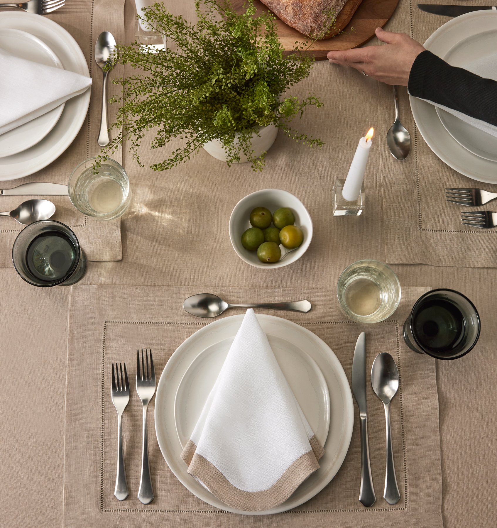 SFERRA_ECOMM_EVERGREEN_FESTIVAL_TABLE_NATURAL_ONDULATO_WHITE-NATURAL_STYLIZED-VIGNETTE-5-arm_v1.jpg