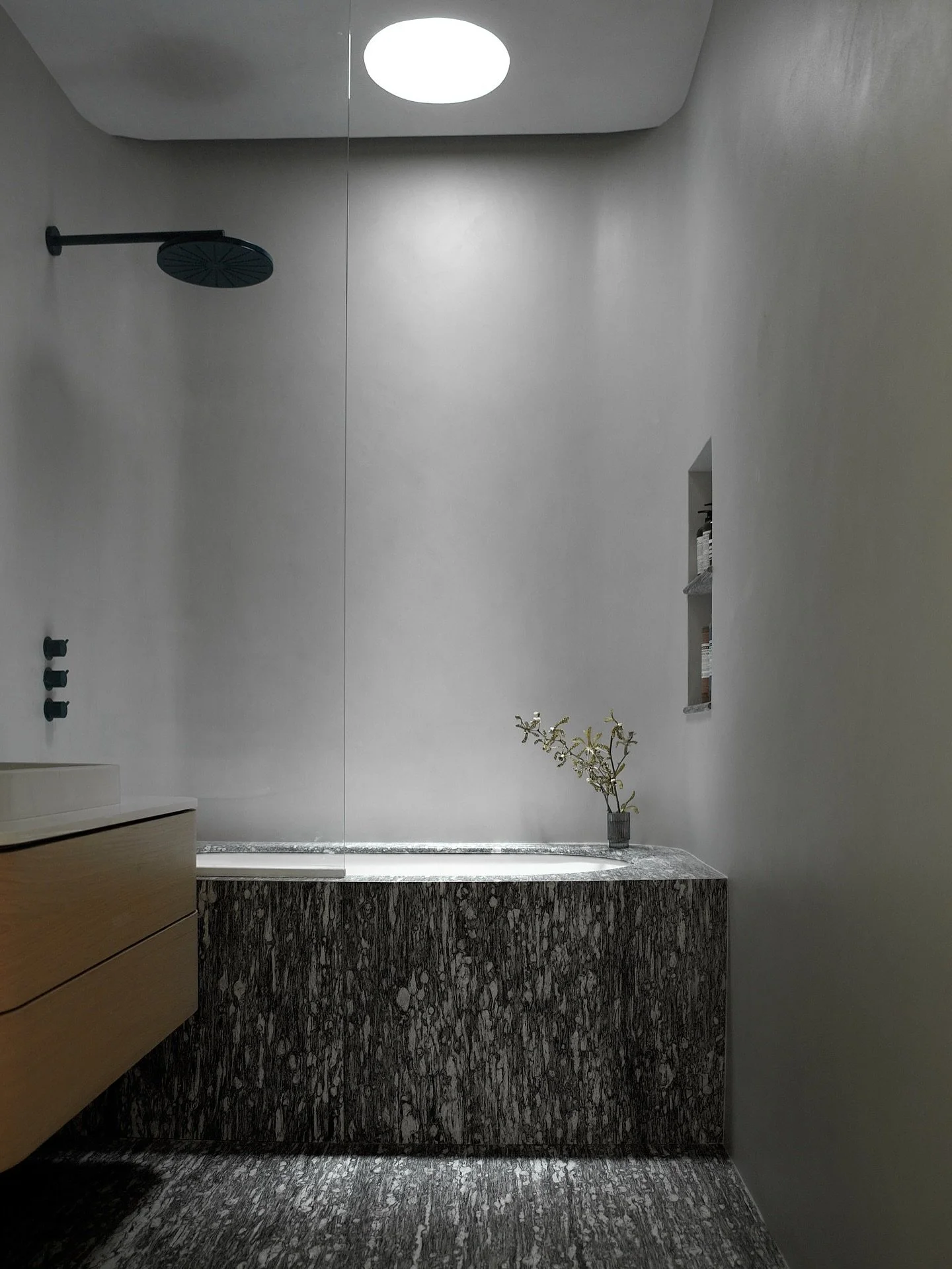 For this Fort Greene rooftop bathroom, we drew inspiration from serene Eastern bathhouses and Switzerland&rsquo;s Therme Vals. Being on the top floor gave us the chance to add a skylight and bring natural light into this interior space.

Photo: @skyl