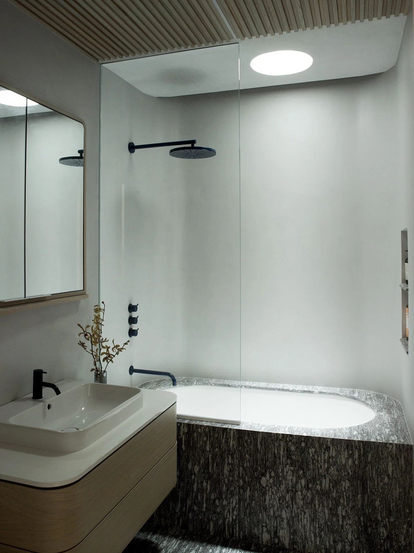 Inspired by the serenity of Japanese bathhouses and Therme Vals in Switzerland, a deep soaking tub cradled in stone and illuminated by natural light from a circular skylight above.

Photo: @skylerrsmith

#BoLeeArchitects #Architecture #InteriorDesign