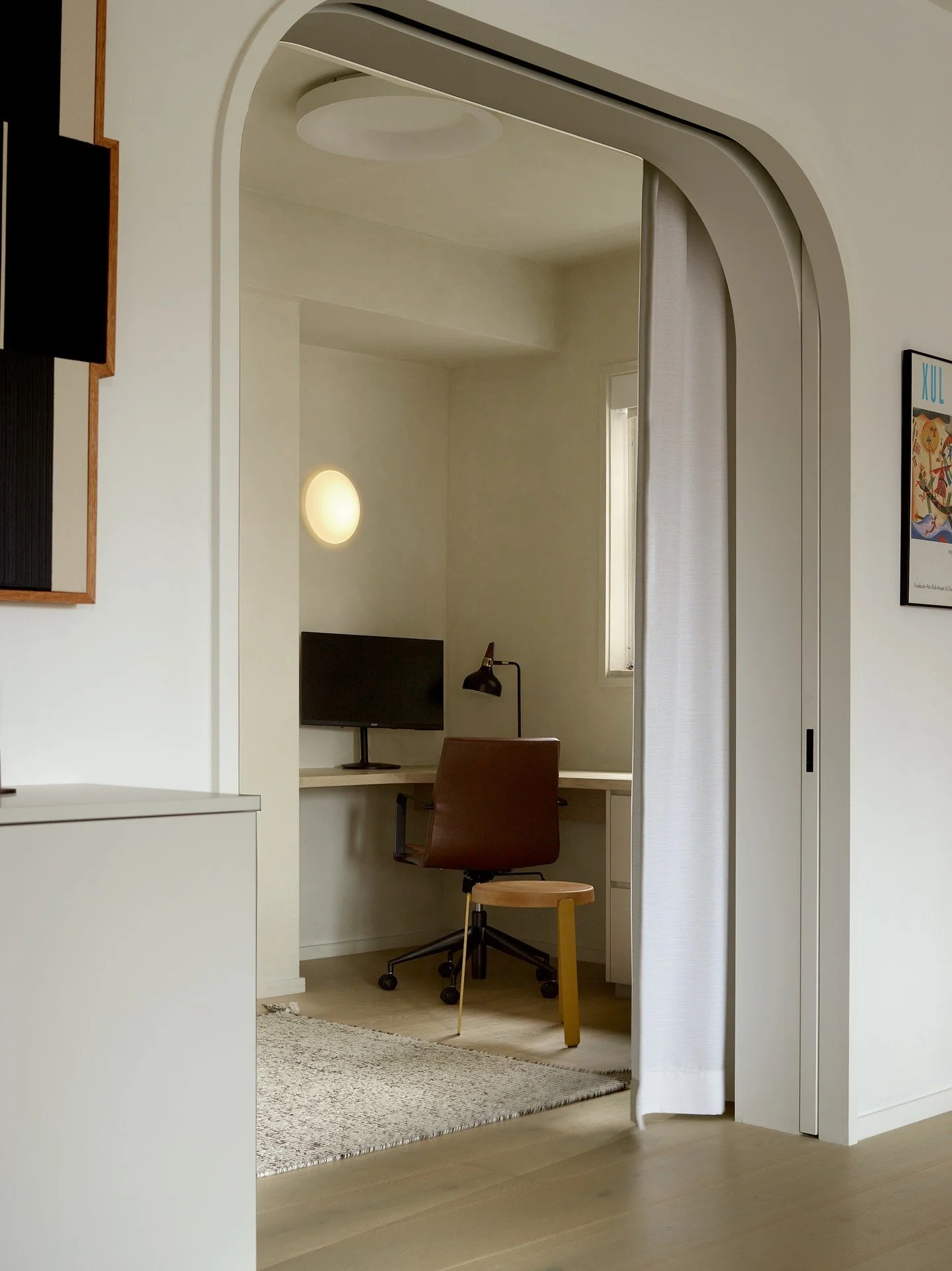 A curved archway in our Upper East Side apartment combination creates intentional sightlines and softens the transition between work and living spaces, with discrete pocket doors to allow for privacy.

Photo @skylerrsmith

#boleearchitects #apartment