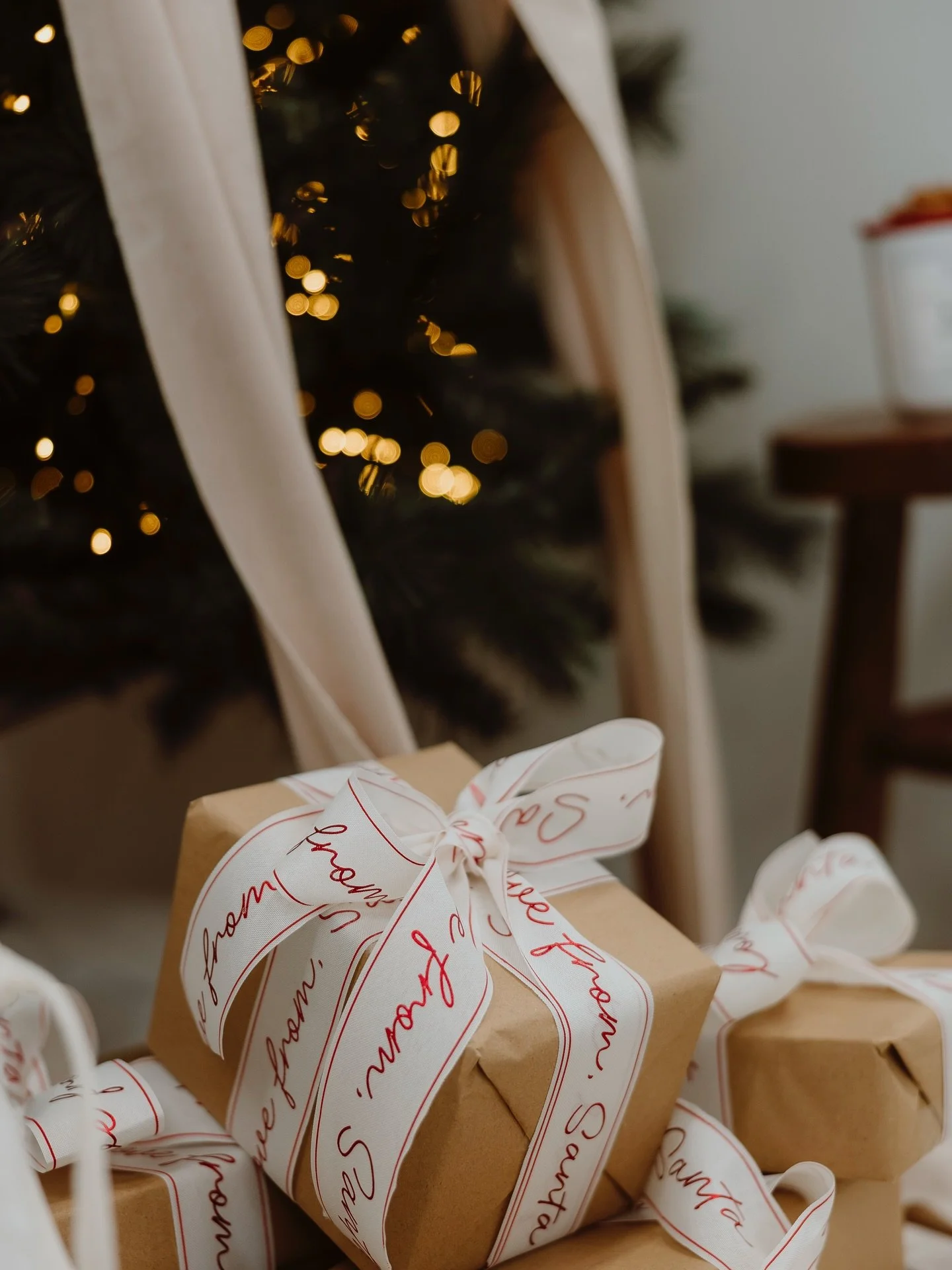 Thinking about Christmas presents for them?👀 Why not put yourself under the tree this year! 

There are still spaces for my Christmas mini sessions (and they include hair &amp; makeup this year!), and I also have plenty of other space through Novemb