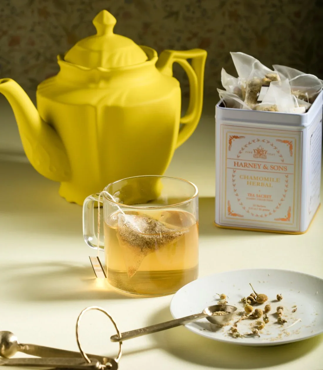 Chamomile_Herbal_Classic_Tin_of_20_Sachets_Mood.webp