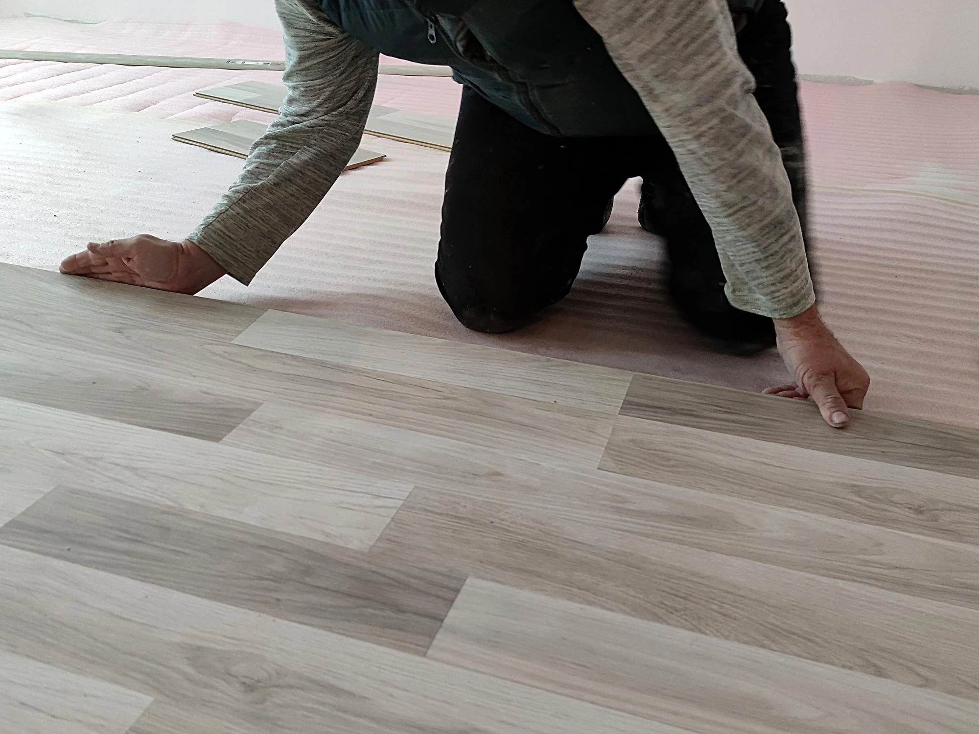 170571201-installation-laminate-flooring.jpeg