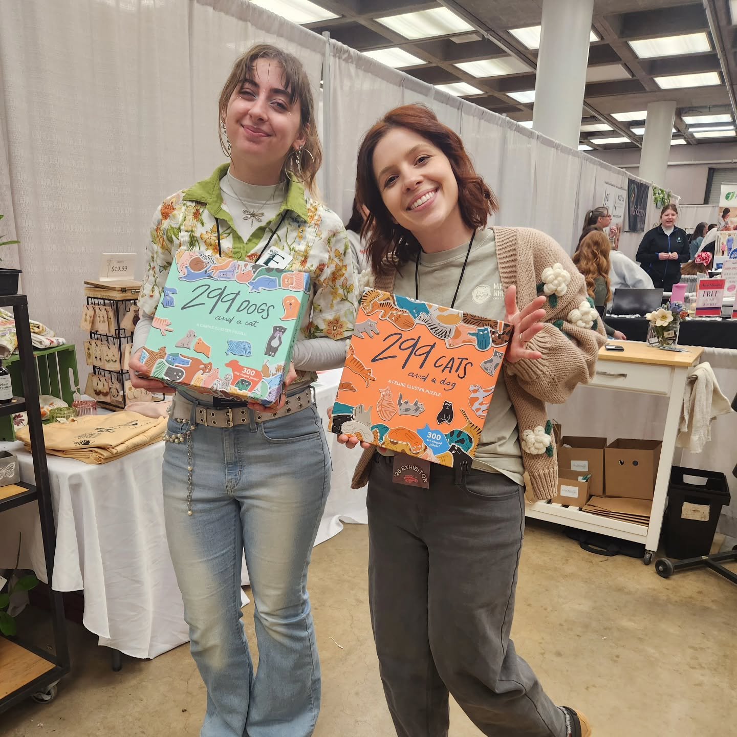 Making friends with @engwallflowers via our twin puzzles! Such a fun day at Women's Expo! 🌷🌻🌼🌻🌸🌹🏵