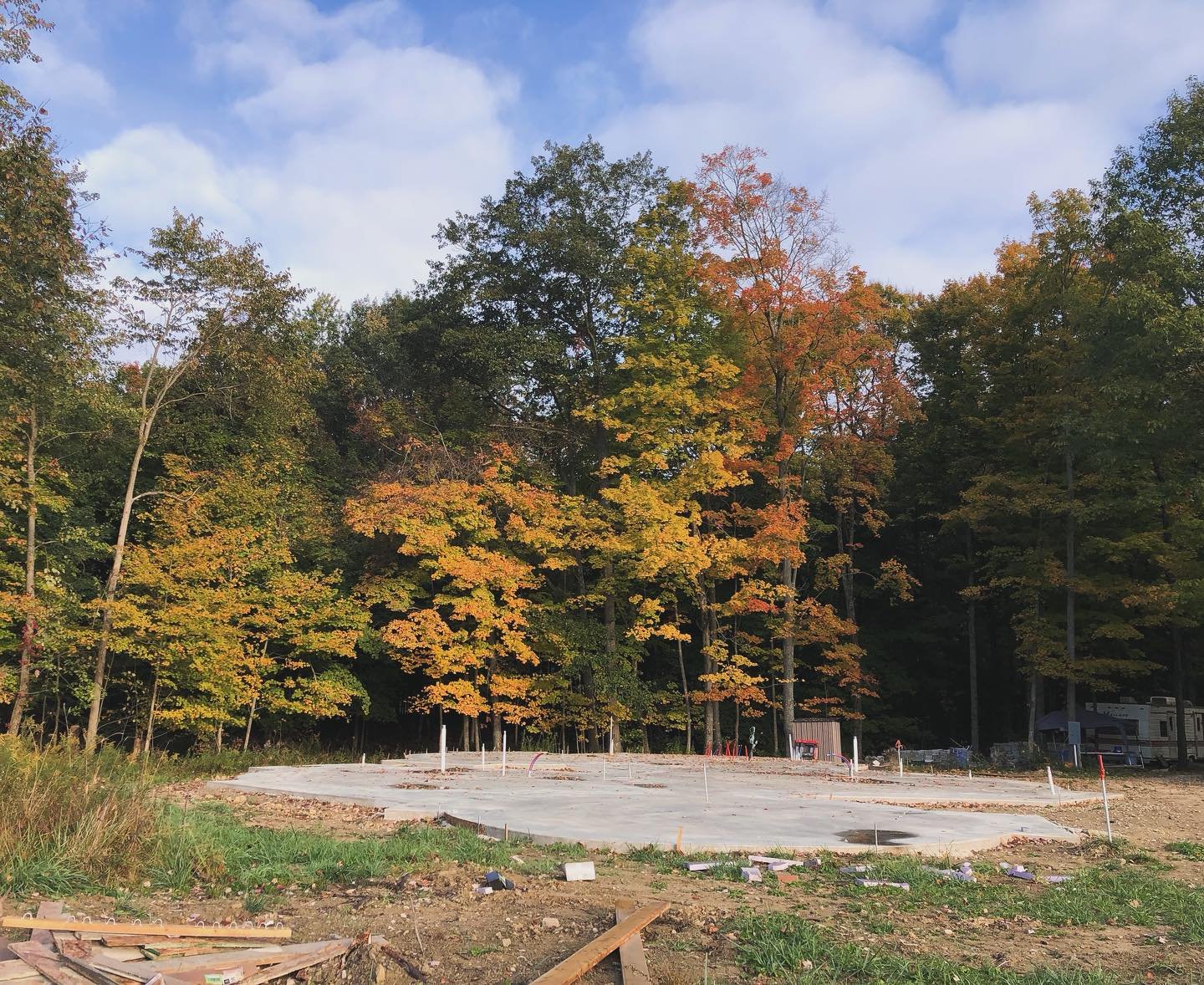 The leaves are starting to change 🍂 What are the odds we get some arches or a dome up before the snow hits?
#domehome #aircretedome#aircrete #ecobuild