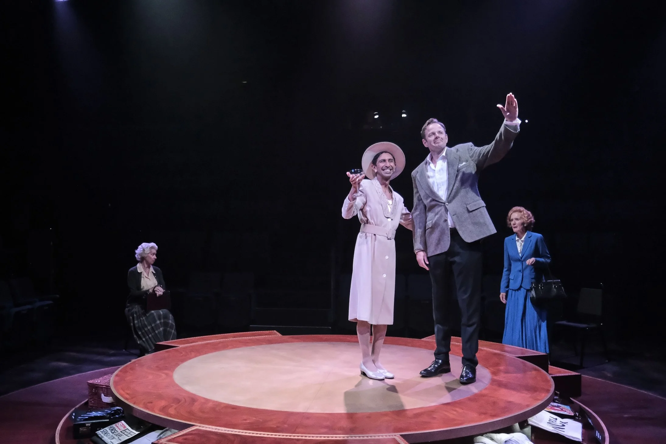 SJT Handbagged extras 137l.jpg