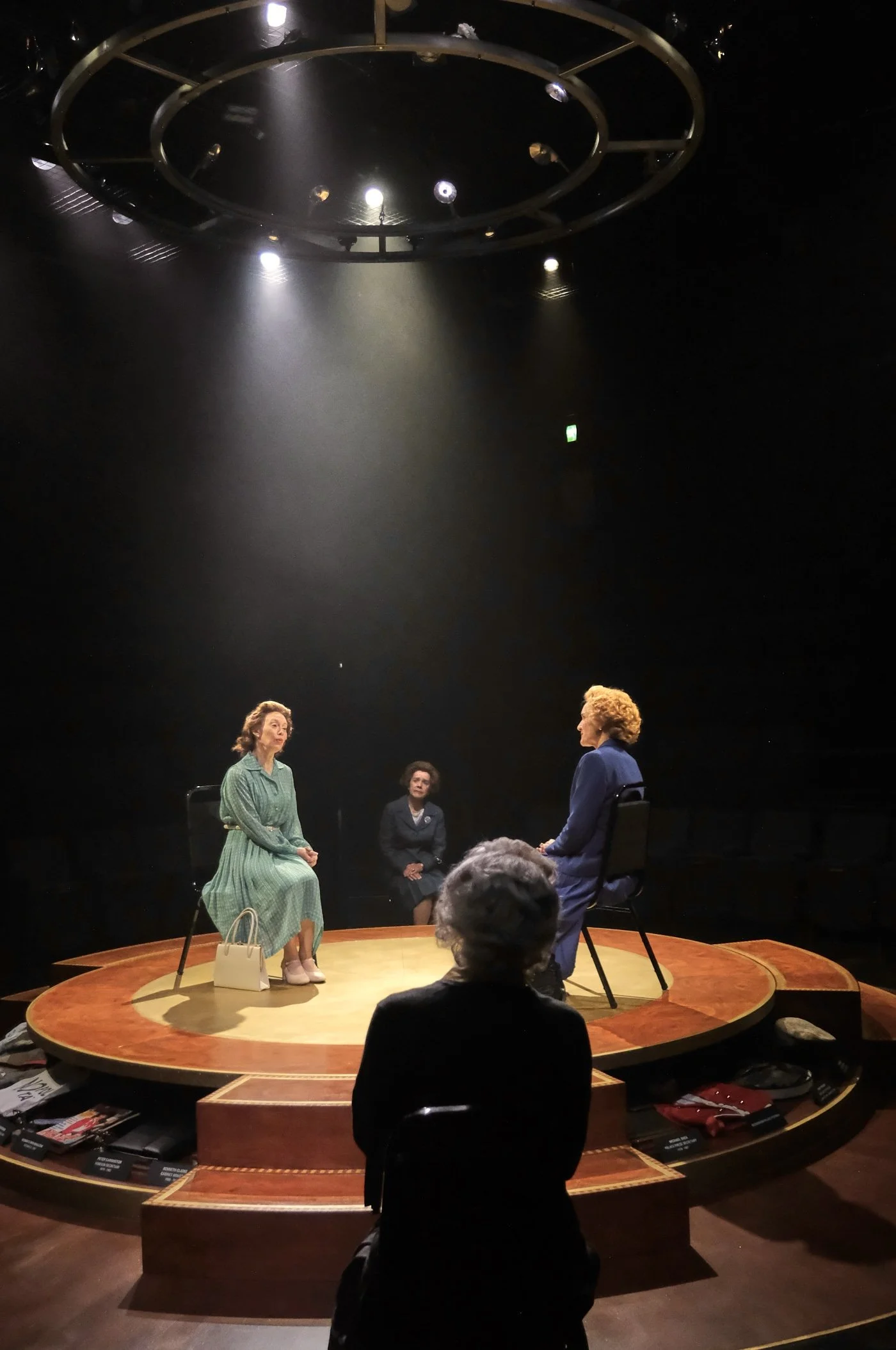 SJT Handbagged extras 107l.jpg