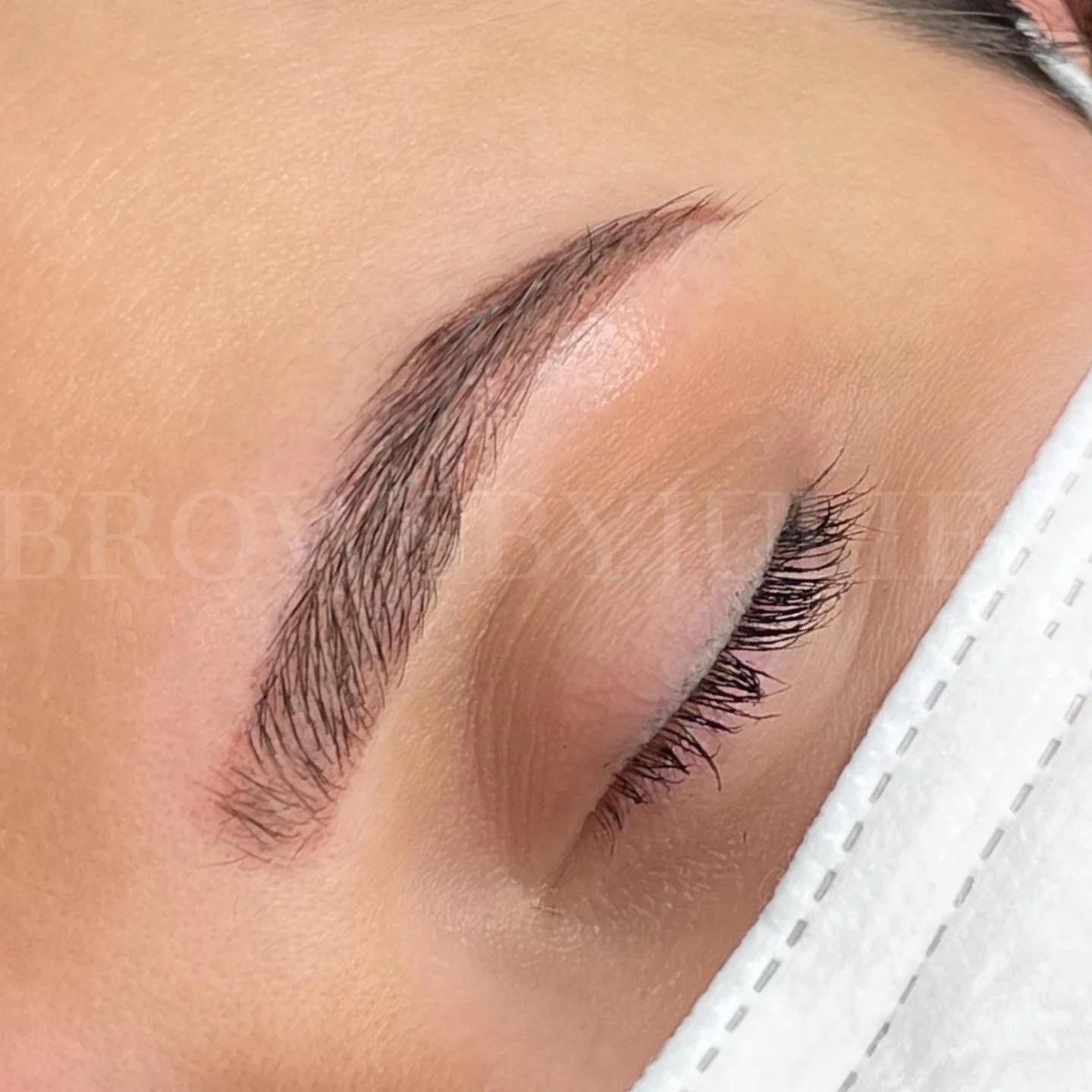 Utf&oslash;rt min f&oslash;rste 'Powder-brow'. 

Vi bestemte oss for &aring; g&aring; for en soft look, og heller legge til mer definisjon og pigment p&aring; n&oslash;dvendig touch-up 4-6 uker etter f&oslash;rste behandling🙏