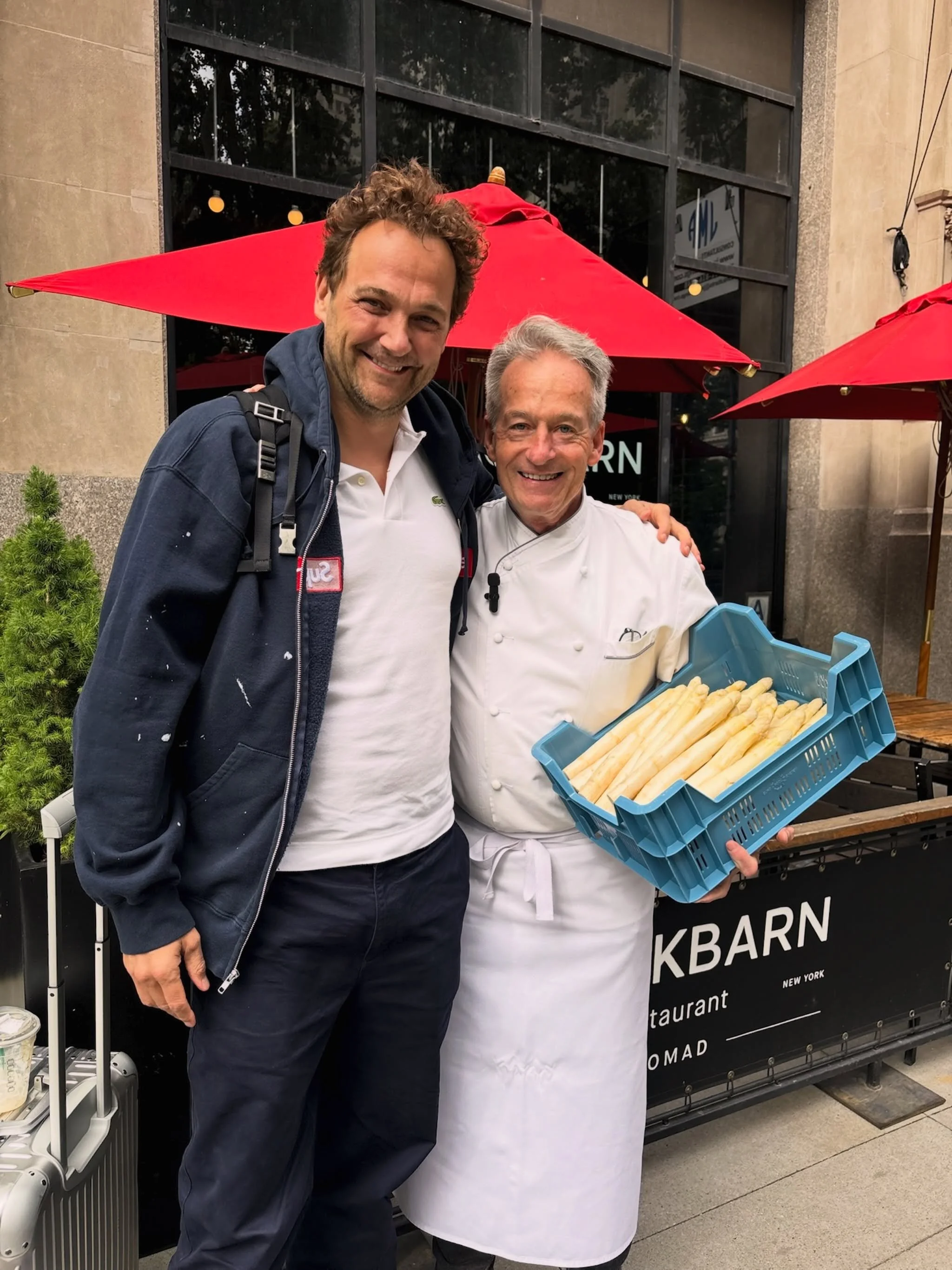 Look who I ran into!! Our neighbor @danielhumm caught me showing off the white asparagus I got at the market this morning. NoMad really is a small world 🌱