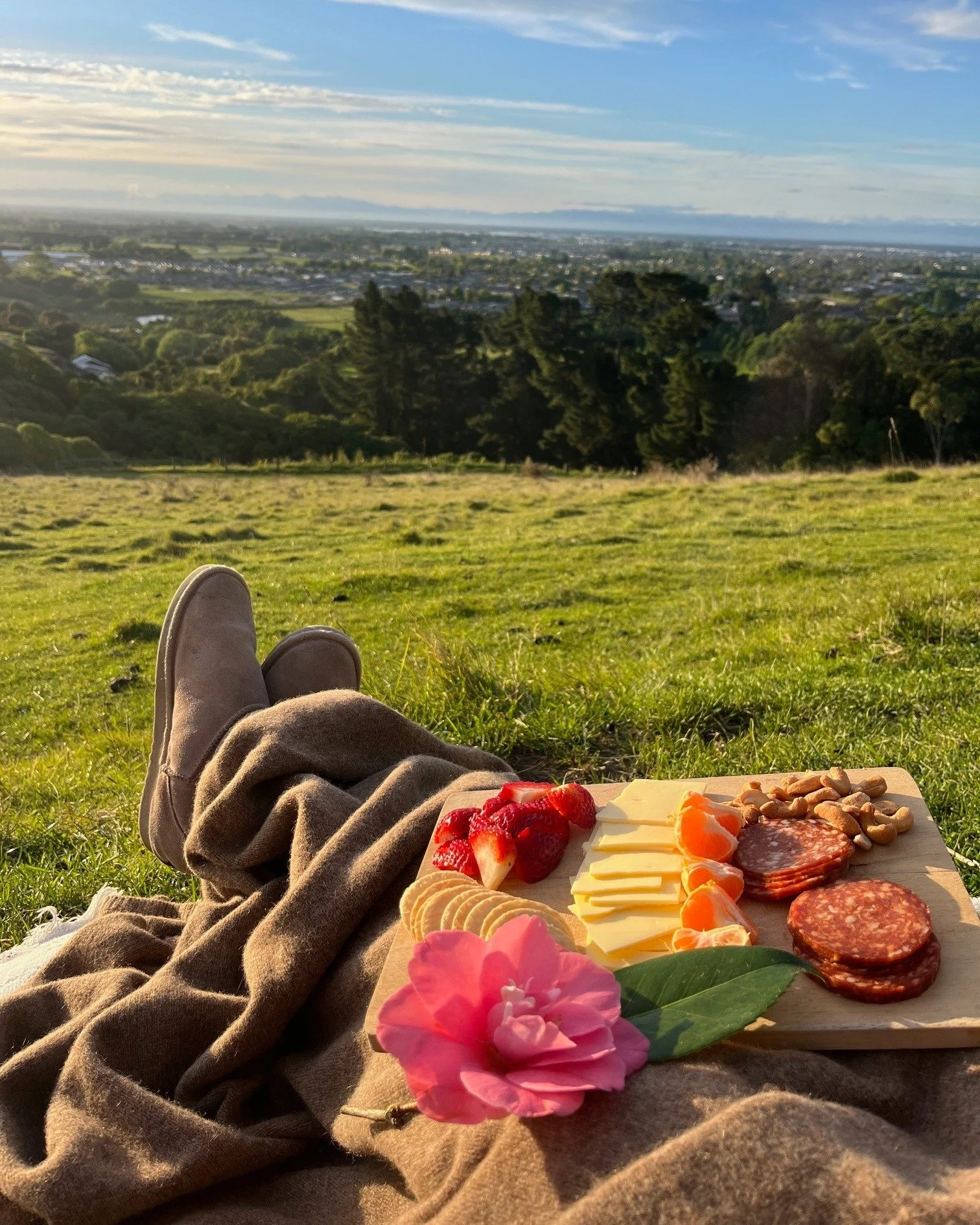 Farm picnics call for fresh air, good company&hellip; and a Wyld blanket. 
Steph knows the secret to slowing down - soft, natural comfort that makes every moment outdoors feel even better.

Because life&rsquo;s best memories are made simple.

#WyldWo