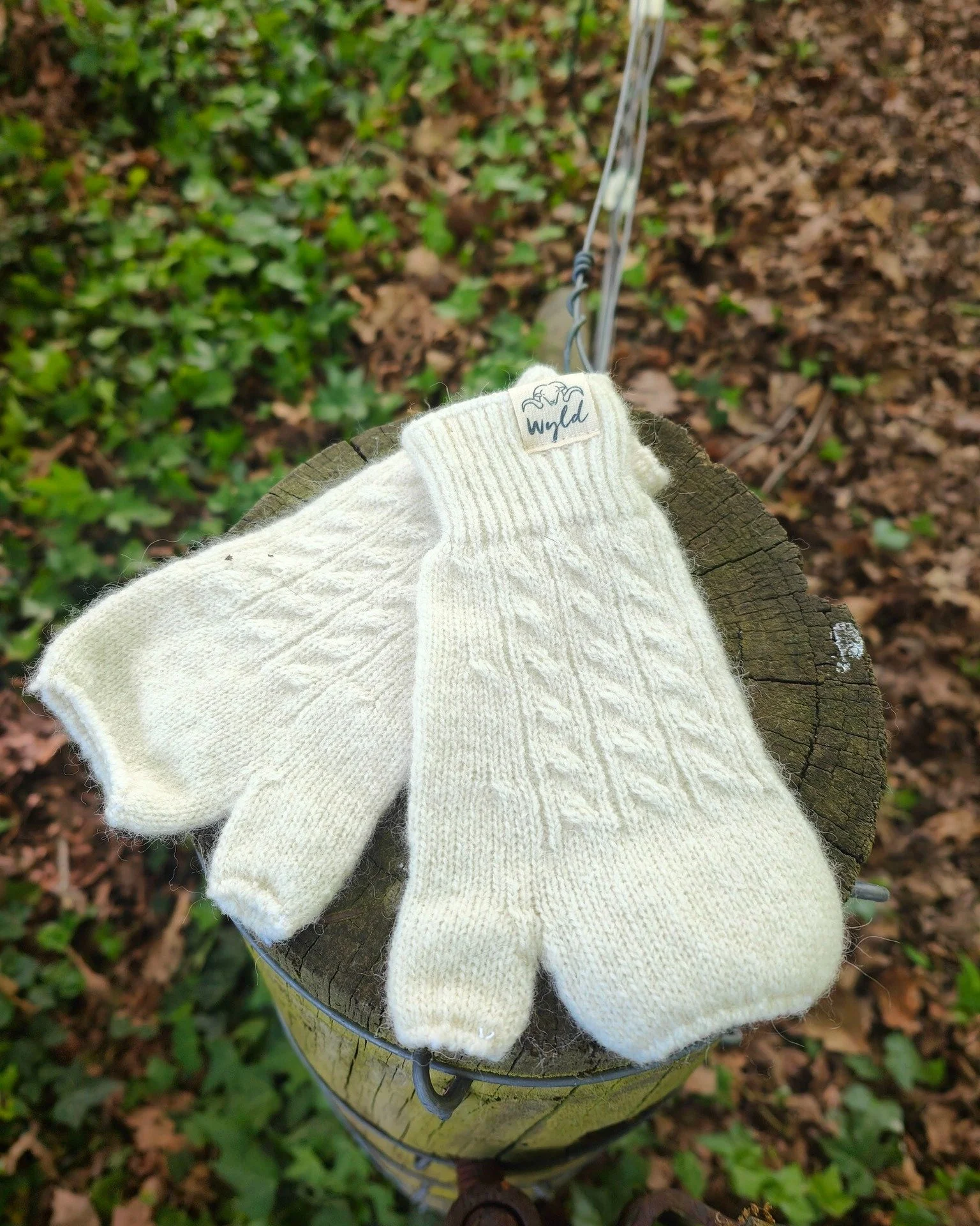 Spring warmth, Wyld style.
Our cream Bohepe fingerless mittens - light, soft, and ready for mornings that still carry a touch of chill.