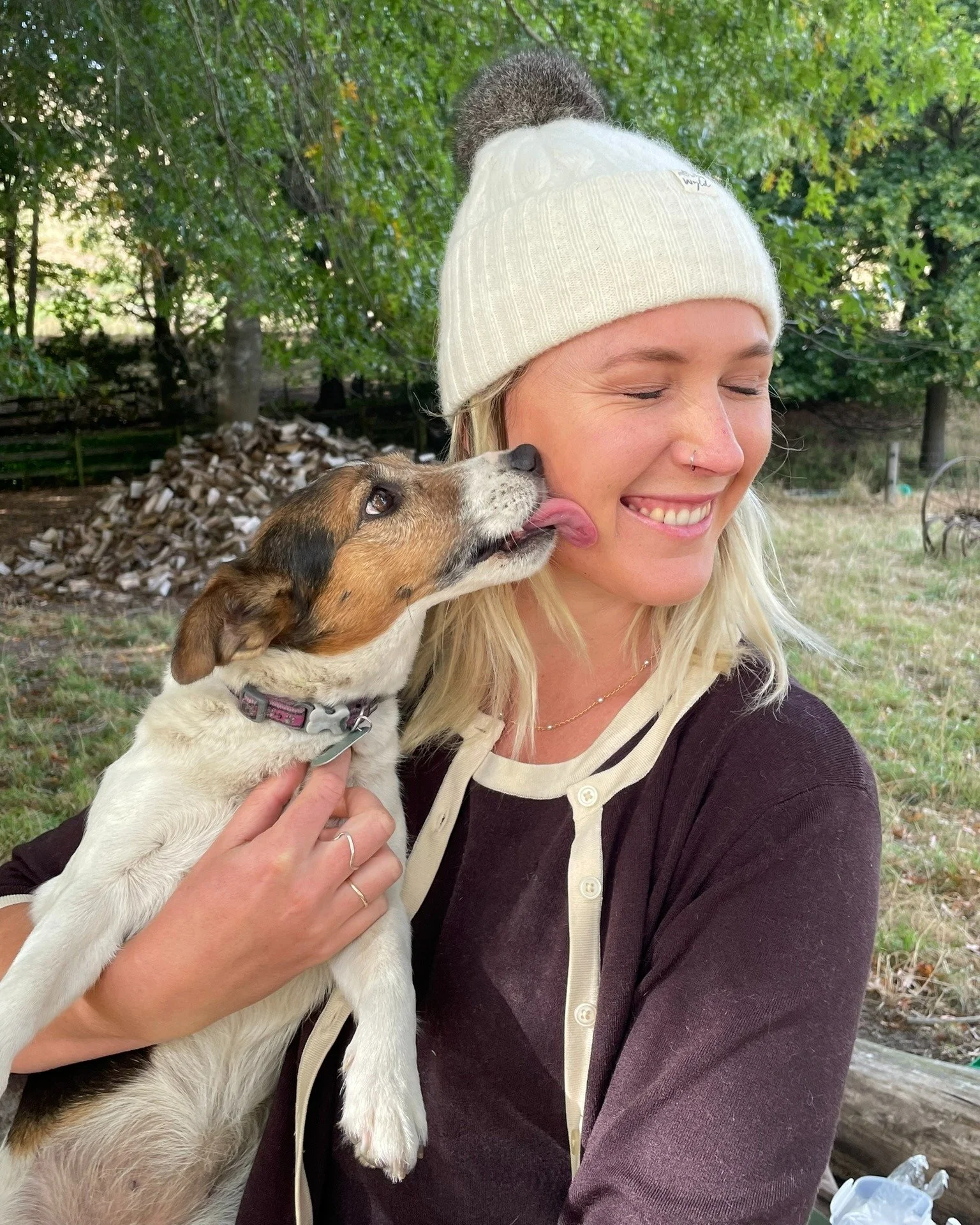 Sun out. Tongue out. Pom pom perfection. 🐶🤎

Steph in her Bohepe Cosy Hat - Bohepe wool, merino, baby alpaca and that signature possum pom - getting full approval from Lexi the Jack Russell 💋

Soft, warm, and clearly kiss-worthy.

#Bohepe #CosyHat