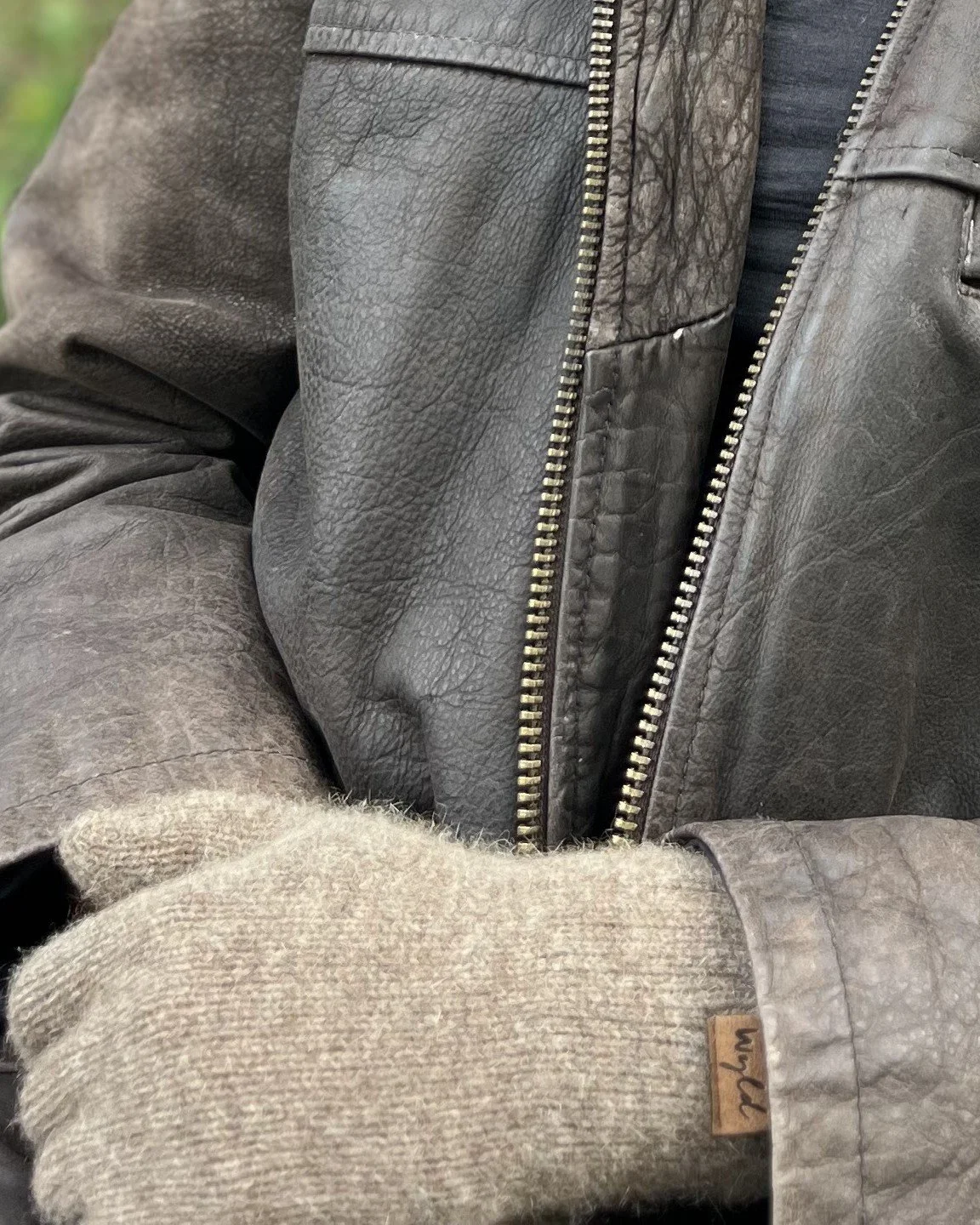 Classic Wyld Unisex Gloves. 2 sizes, find your perfect fit. 

Our unique Wyld blend has a memorable stretch, so your glove will mould to your hand. There is an instant enveloping warmth the moment you put them on.

Try them, you will not be disappoin