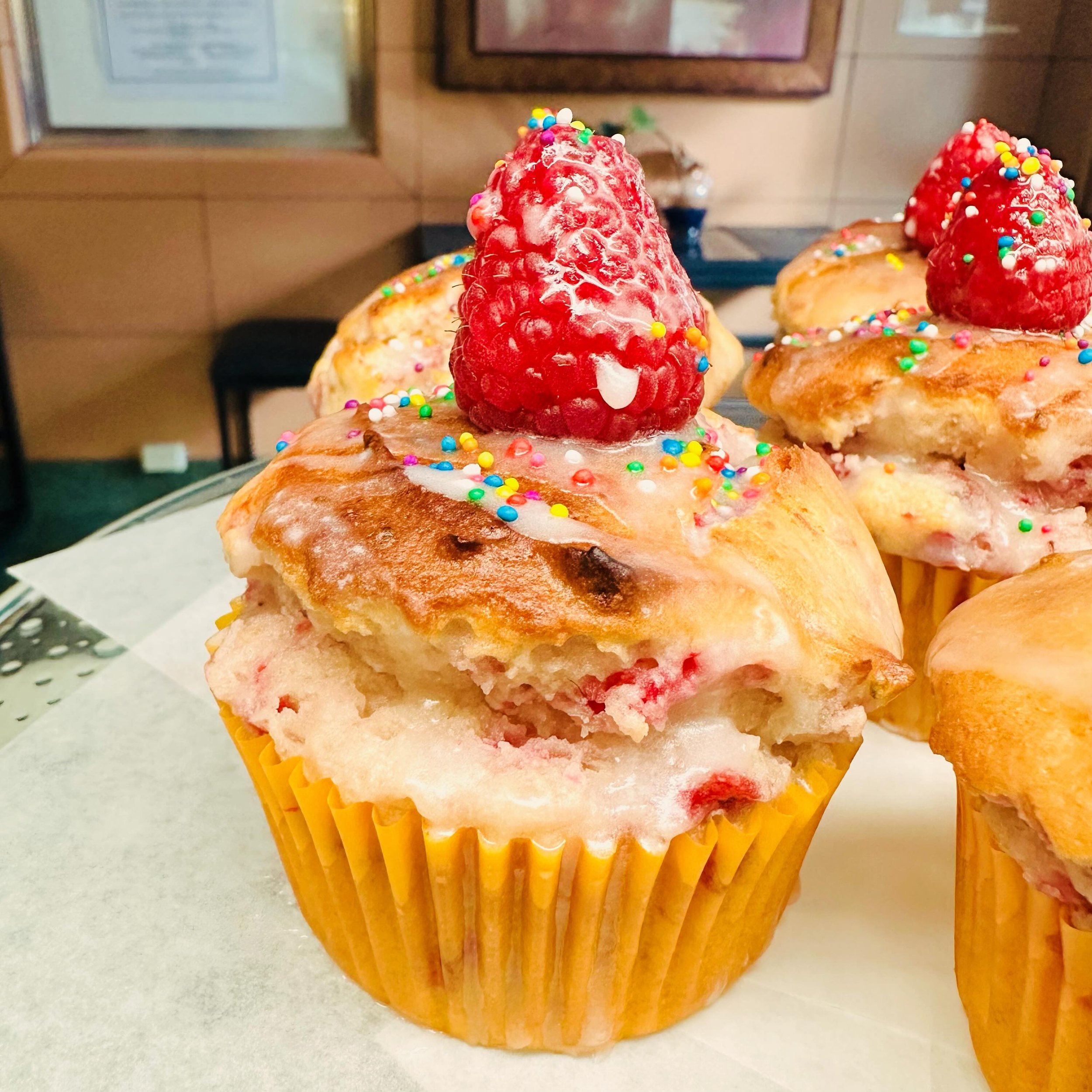 Good Morning Cran-Razzz!! What chew know bout Monday?!! Happy Muffins. Happy Everything. #downtownmedford #feedhangryteens #getyourmuffinon #luncheonette #whattoeatinsouthernoregon #foodiefinds #happymonday