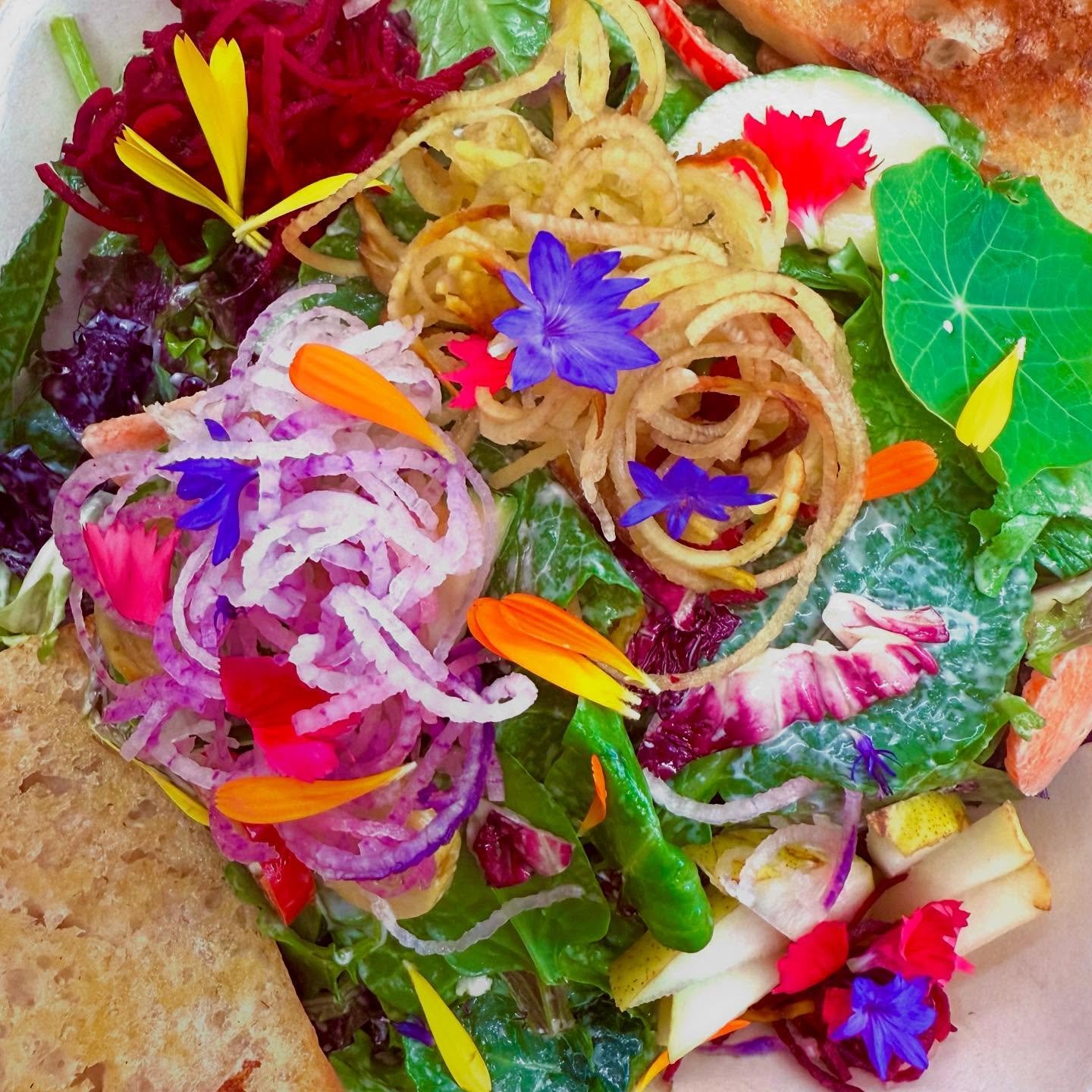 😏😉😊😙 BOSS B SALAD!
ITS LUNCHTIME, B!
#ittybittyblooms #spiralizeit #organic #healthy #delicious #gorgeous #eatyourart #eatarainbow #smokybluecheessdressing #happywednesday #happyluncheonette