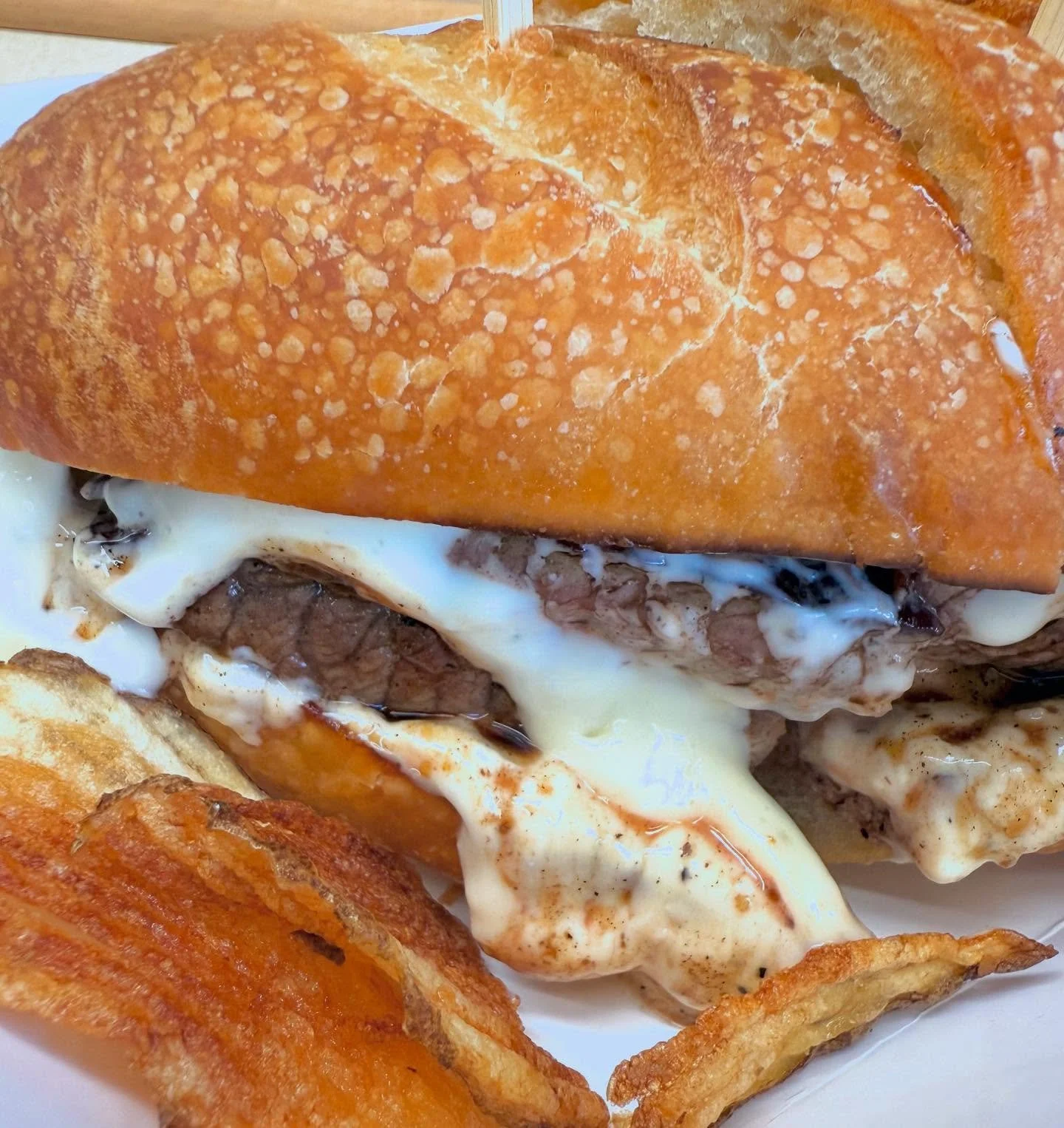 New Bunn!! Who dis?! STEAK SANDWICH.
Made with love for @delishoregon on a perfect @lousloafs mini organic sourdough baguette. So happy!! 😃 #local #organic #delicious #handslicedpotatochips #happylncheonette