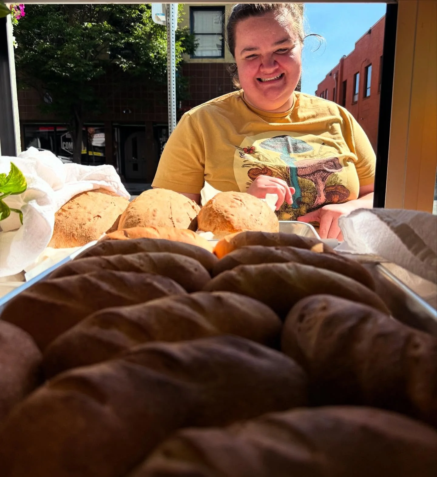 When your Baker gets up at 2am to make you happy…. You SHOUT HER OUT!! @lousloafs YOU ARE A STAR!!⭐️ ⭐️⭐️⭐️⭐️
#freshbakedbread #softanddelicious #organicartisansourdough #perfection #sacrifce #love