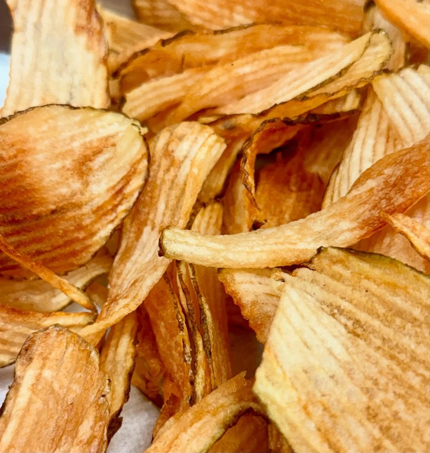 Nobody does it better 🎶
#handslicedpotatochips #freshhotchips #hotandready #crisp #hellacrisp #perfection #himalayianpinksalt #local #delicious #happyluncheonette