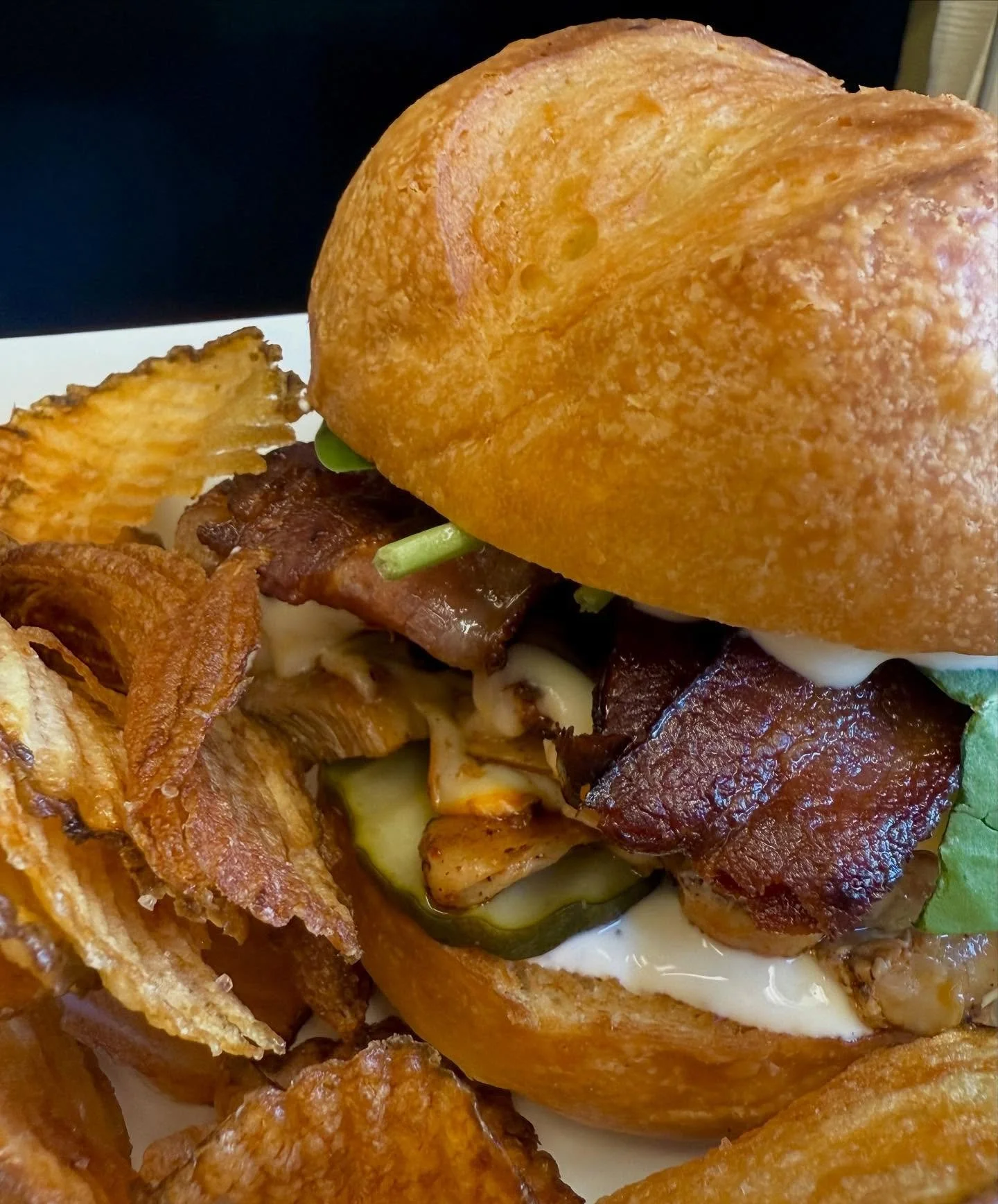 Smoked Chicken w Bacon. And those hand sliced potato chips!!! So fine. 
#local #organic #delicious #happythursday #happyluncheonette