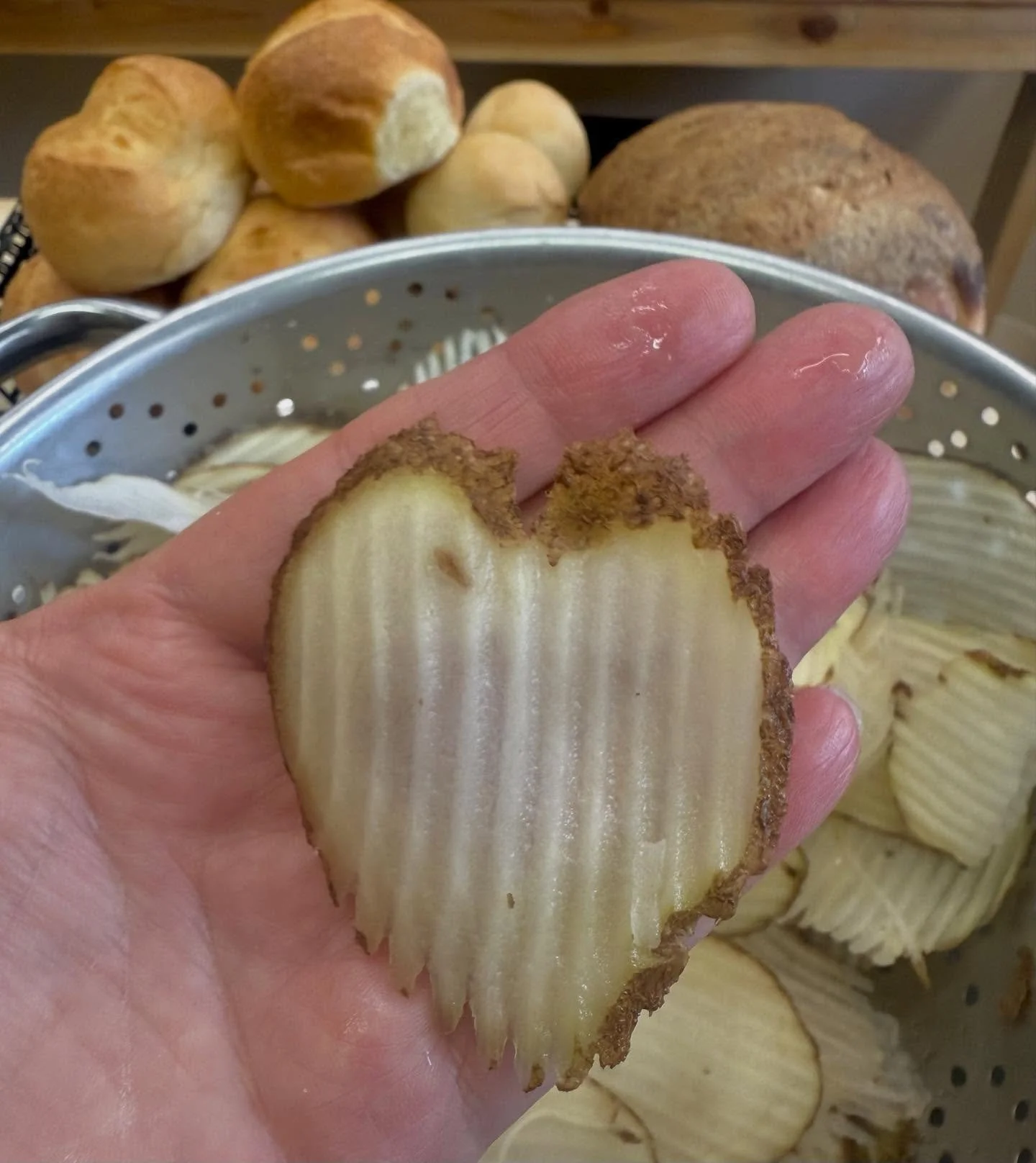 We ❤️ You! 
#handslicedpotatochips #laboroflove #socrisp #hellacrisp #thatshitiscrisp #happymonday #happyluncheonette