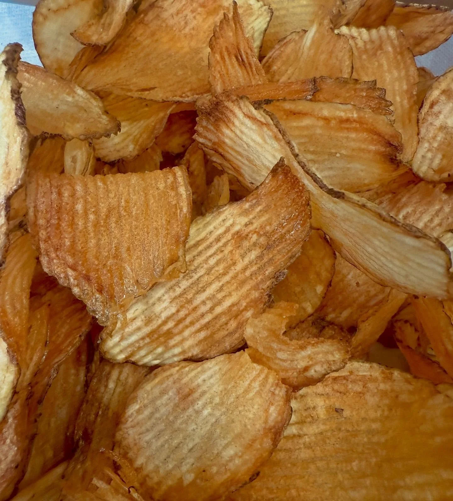 Don&rsquo;t you dare forget. These hand-sliced potato chips are thinking about you. They didn&rsquo;t forget you. They want you. So bad. 
#bespokepotatochips #lol #givechipsfeelings #lunchisimportant #happychips #happyeverything #happyluncheonette