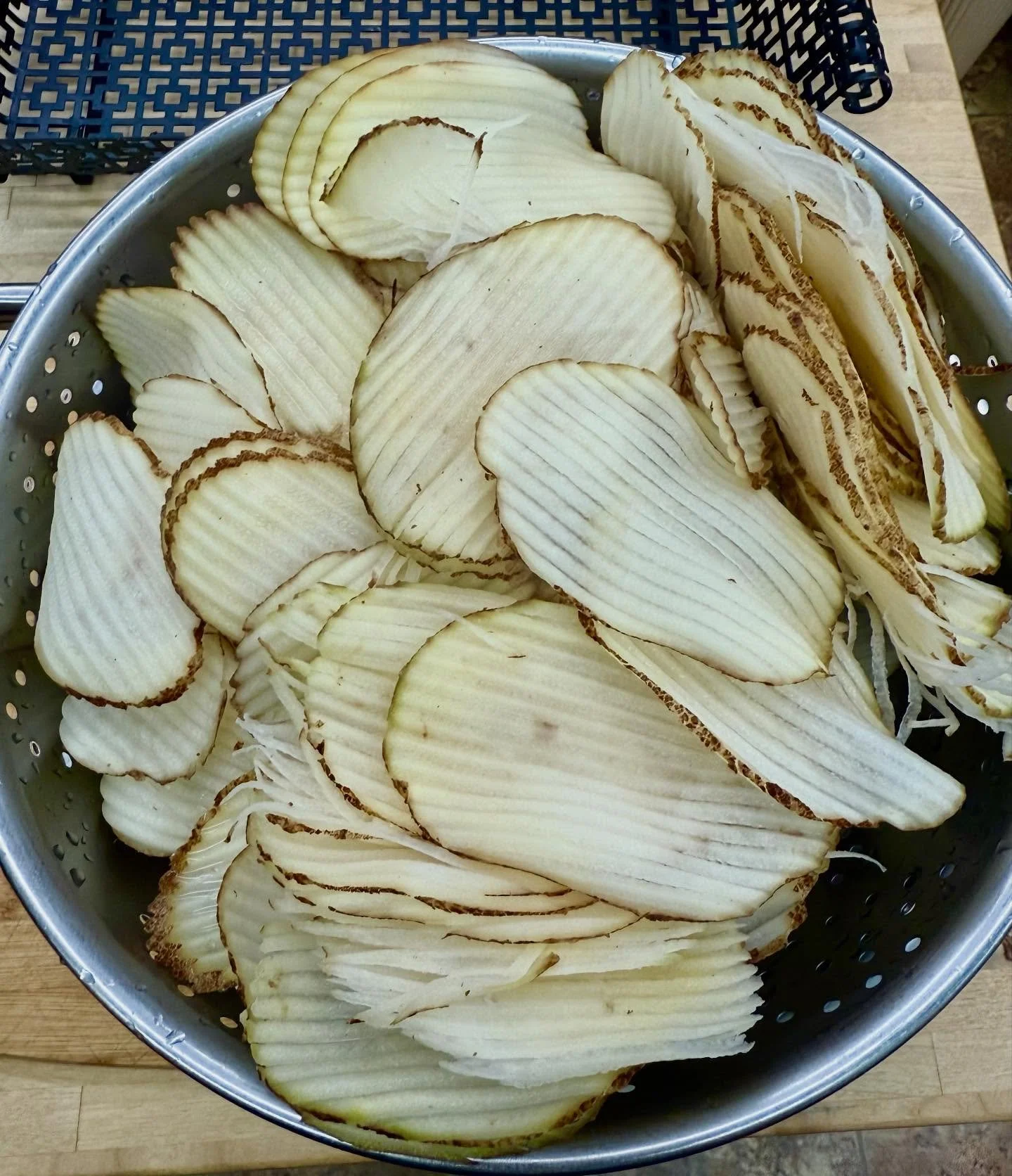 Our humble, hand-sliced Potato Chip. Unassuming and simple. Cult Classic. Anything but basic. 
#madewithlove #nocanolaoil #happychips #happythursday #happyluncheonette