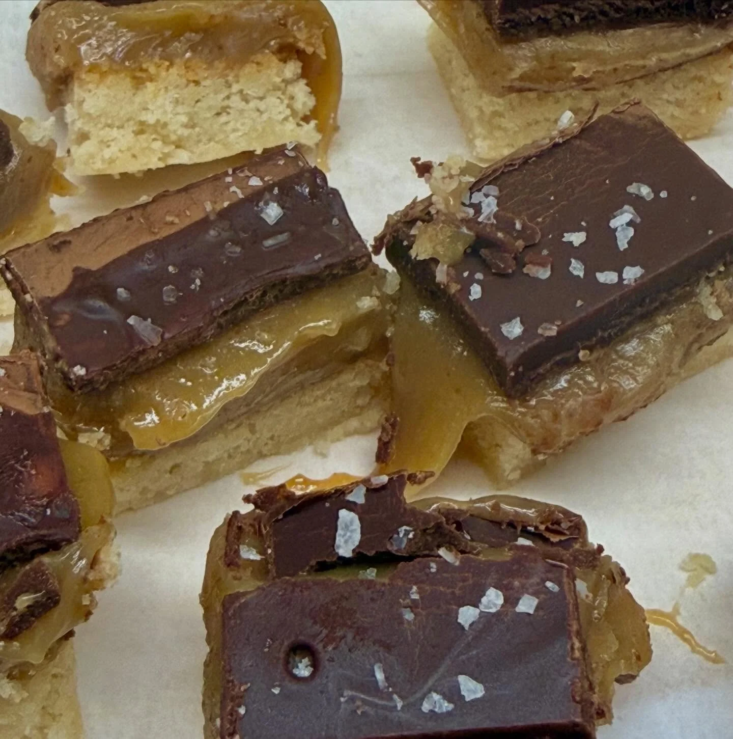 New GF sweet uploading&hellip;.. Salted Chocolate Caramel Shortbread by @lousloafs on deck!
Come by for your free sample today. These are incredible!! #gfsweets #happywednesday #happyluncheonette #downtownmedford #medfordsmostcharmingboutiqueeatery