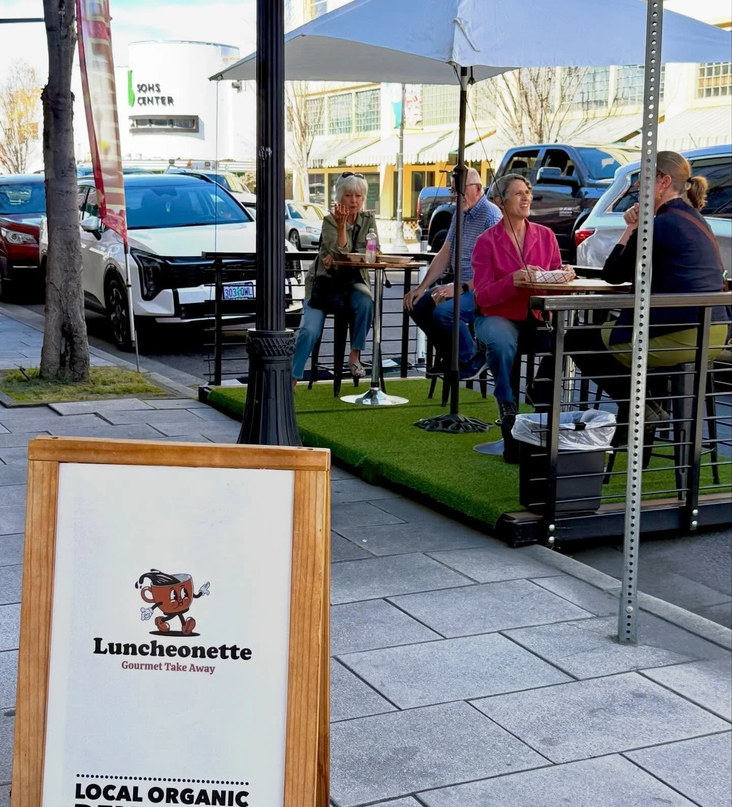 We love to see it, @downtownmedford!! What a gorgeous day for eating on our parklet or grabbing a quick bite to enjoy in your own back yard! Thanks for coming by, BEAUTIFUL PEOPLE! #happytuesday #happyfood #happyluncheonette