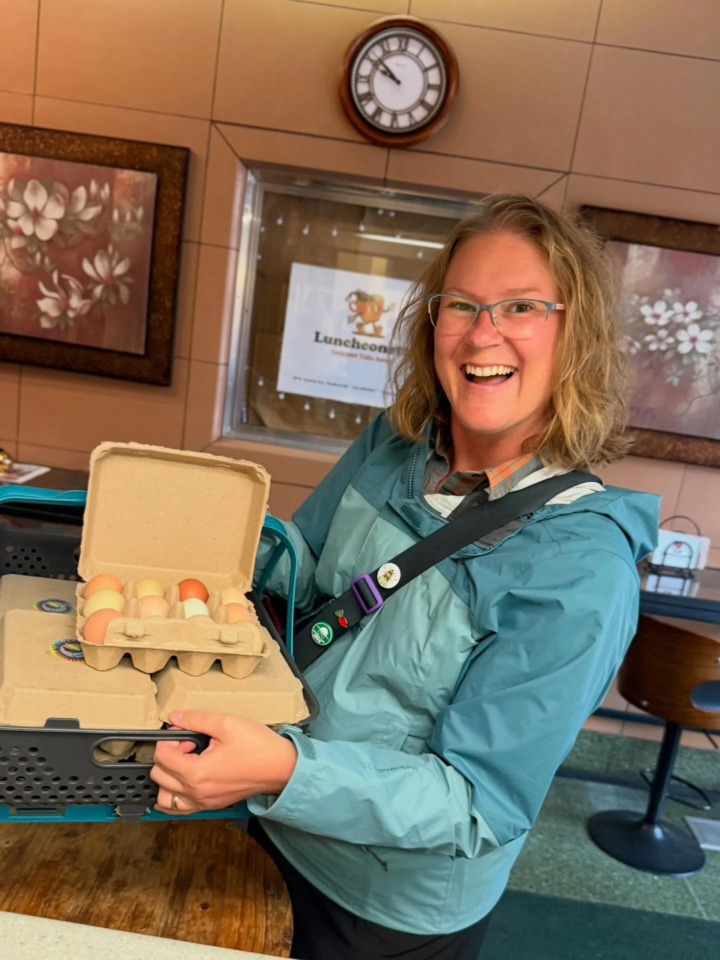 Who needs to color eggs, when you have your own personal ray of SUNSHINE?!!! 🌞 @mountainmamakitchen always brings the BEST!