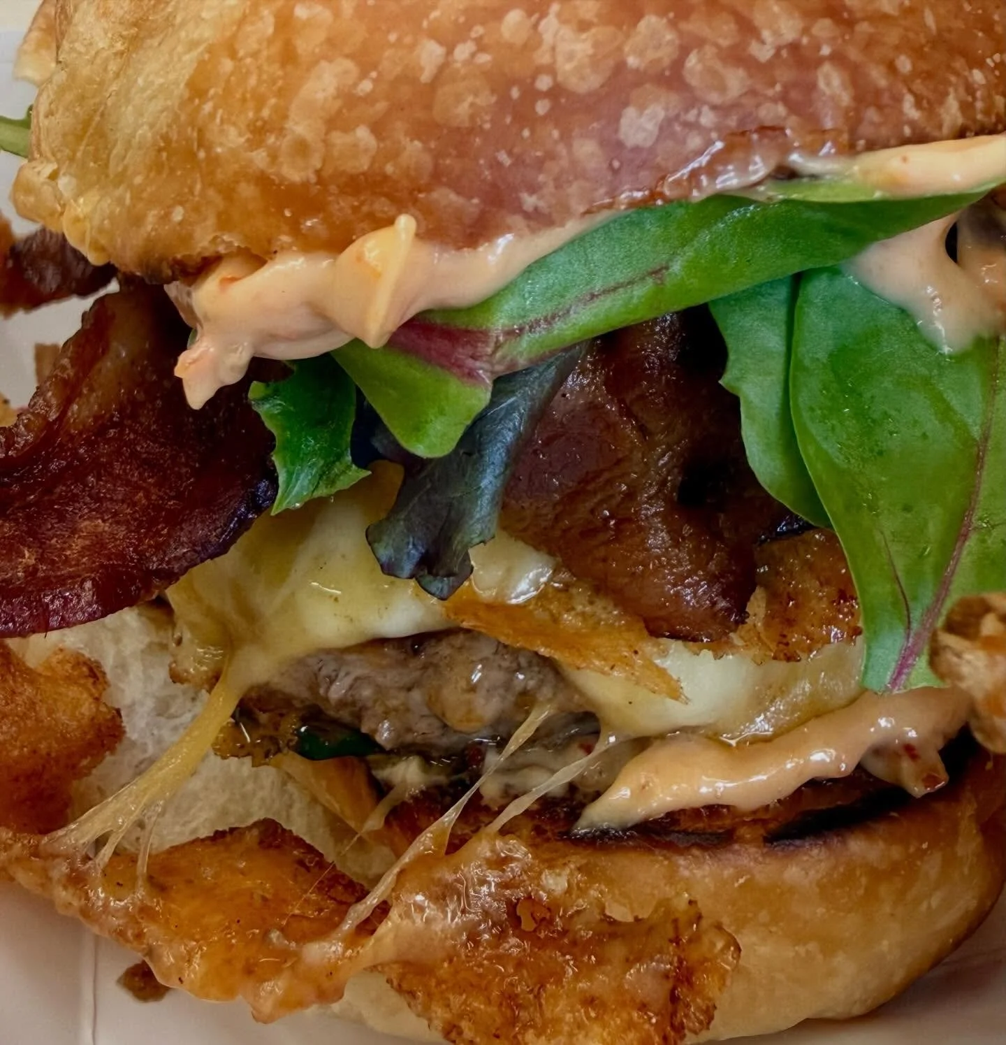 Luncheonette Cheeseburger w Bacon, Darling!

 #medfordsmostcharmingboutiqueeatery
@cherrystreetmeats @lousloafs #happywednesday #happyluncheonette