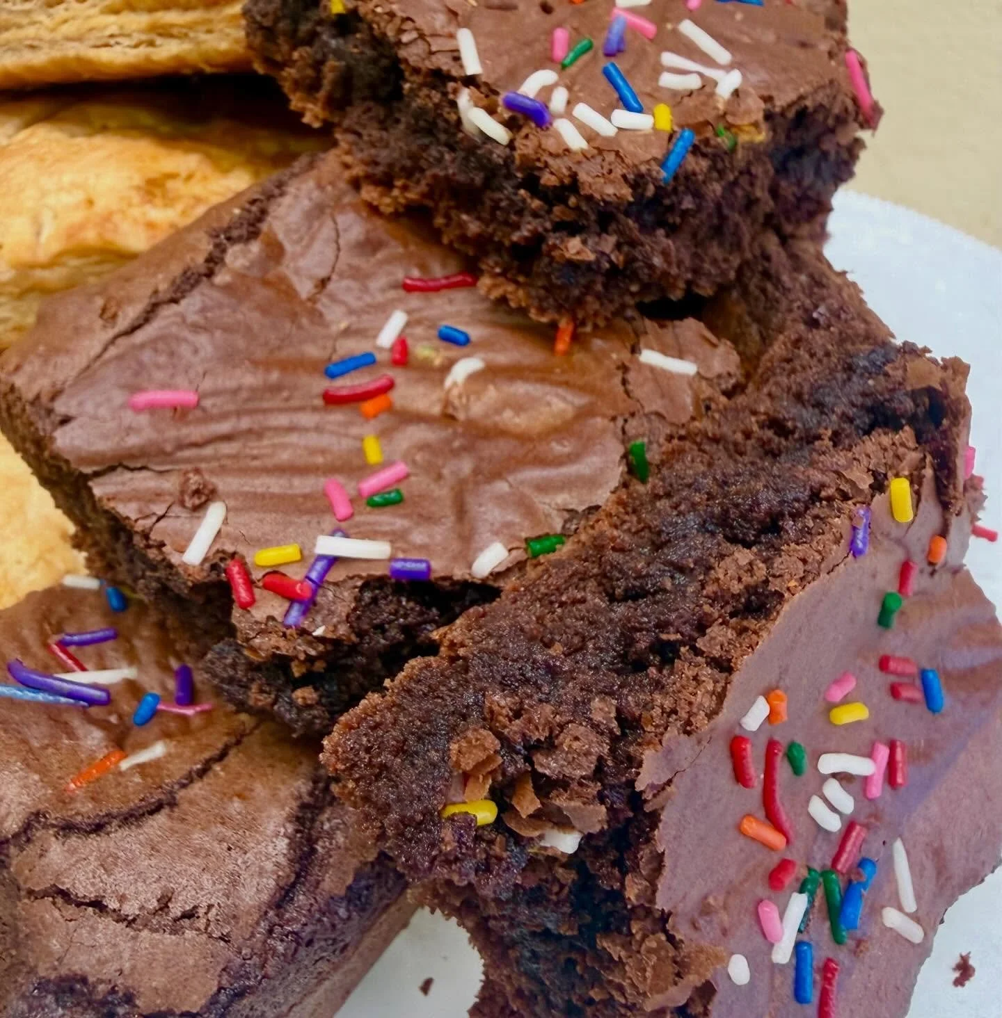 Brownies Today. #becausewecan #needmorechocolate #cornerormiddlepiece #downtownmedford #happyluncheonette