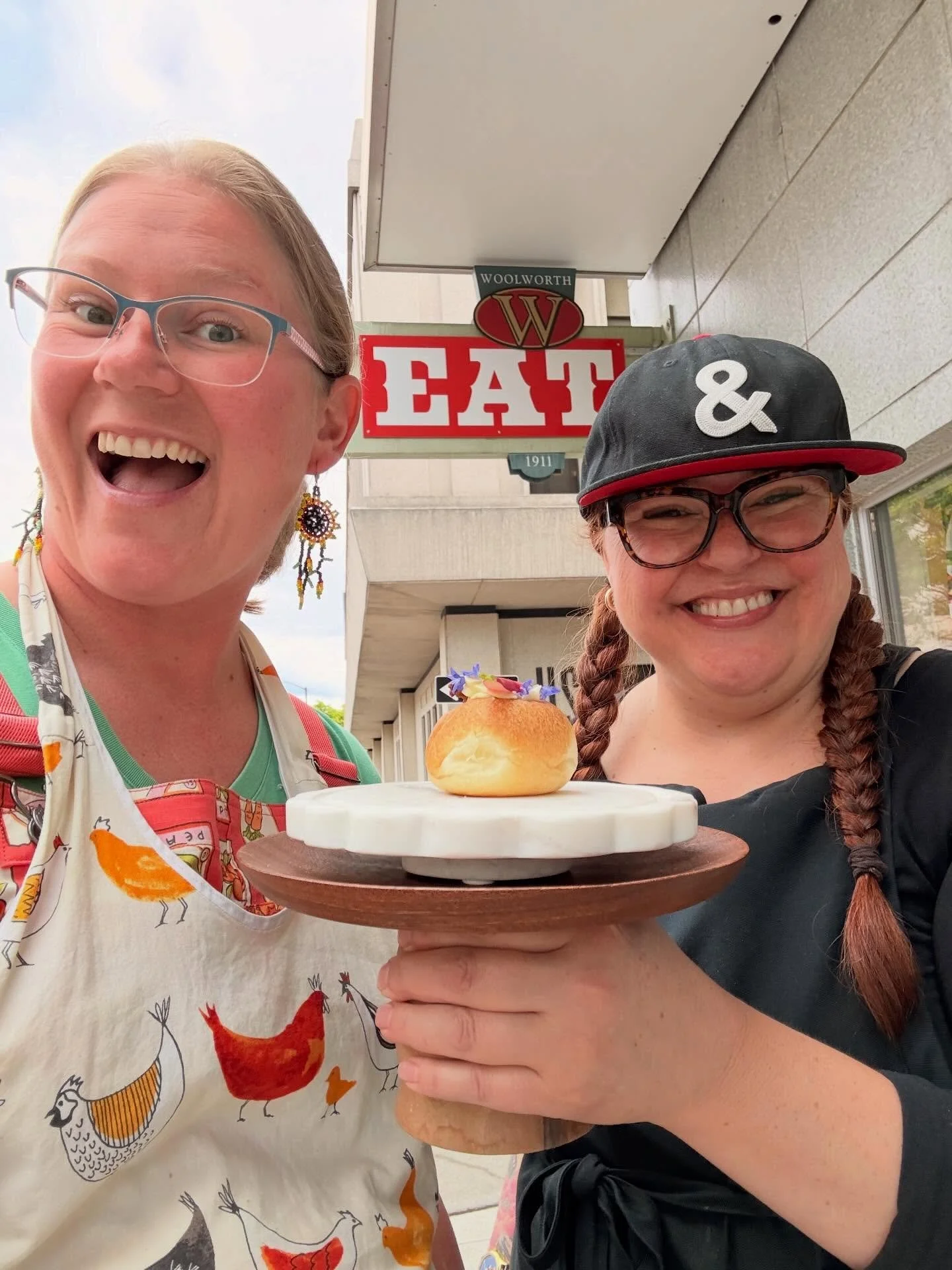 Another #pearblossomfestival #smudgepotstroll #downtownmedford is in the books! Thank you @mountainmamakitchen and @ittybittyacresfarm for your stellar energy and ongoing collaboration and love! It was a great night! Thank you @lousloafs and fam for 