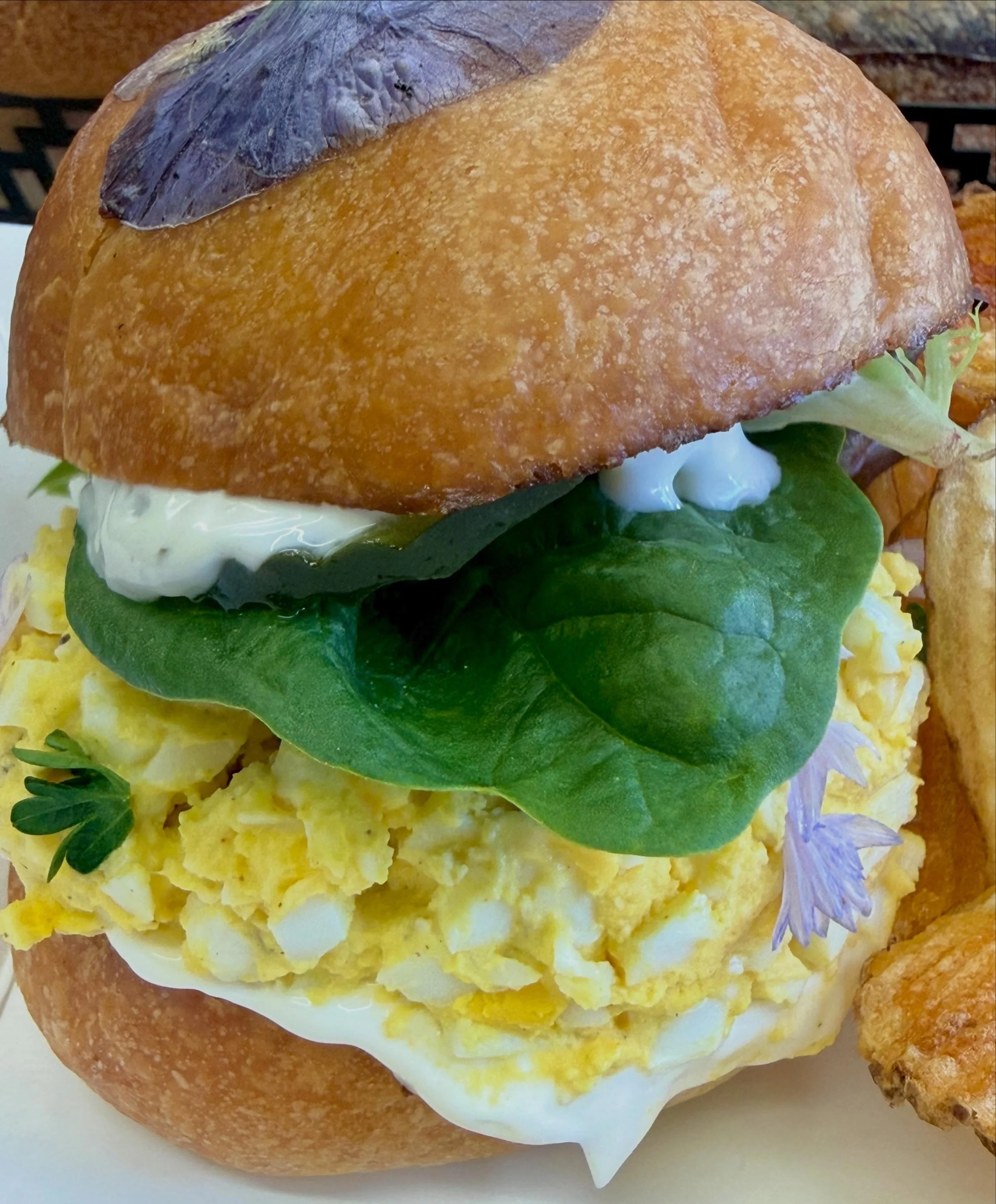 FreshAF. 💖 @ittybittyacresfarm eggs and bitty blooms for the win. #chomp #winning 🏆✨🌸🌻💐🌷✨