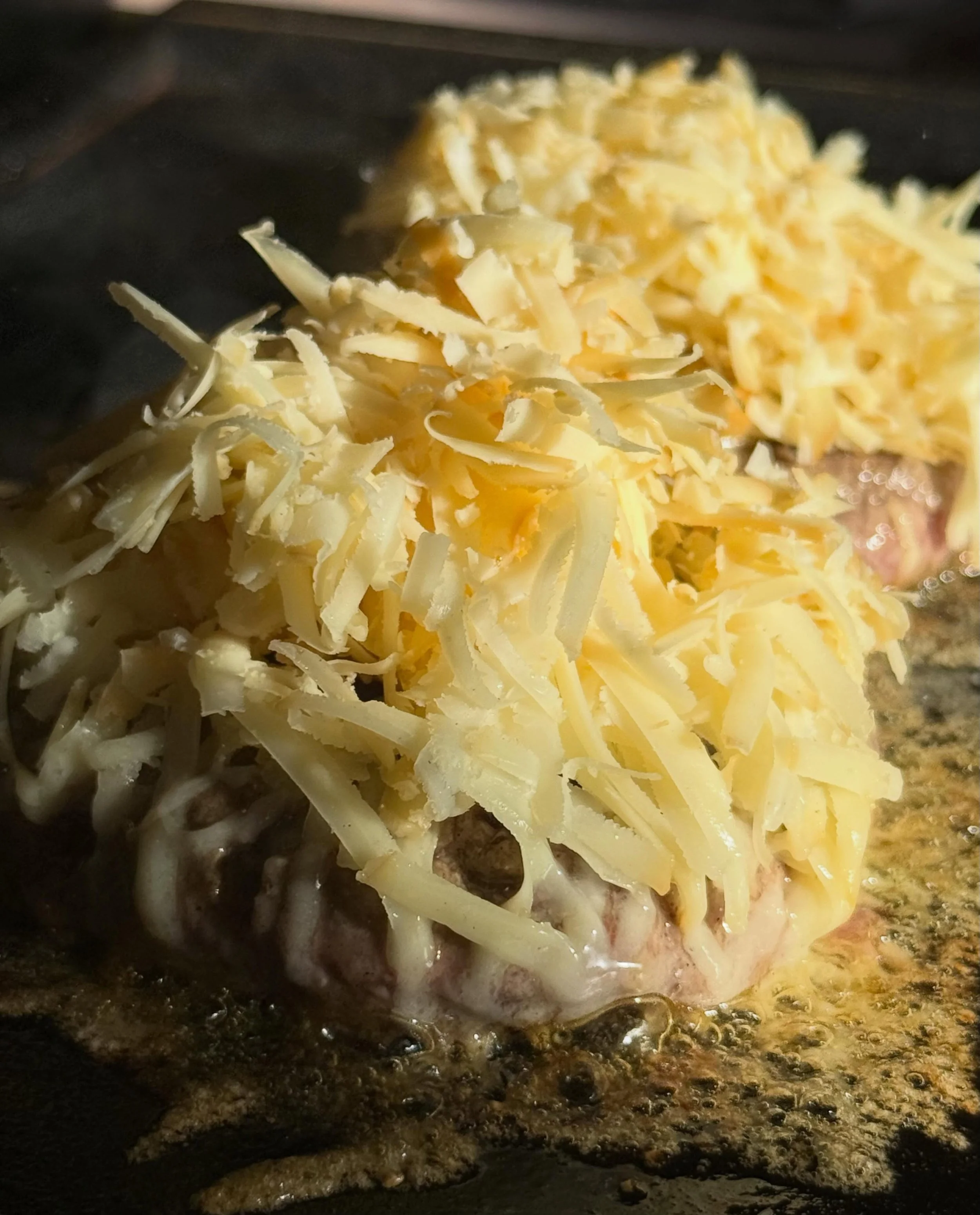 Happy Wednesday. Kinda chilly out. How about a juicy hot and hunky LUNCHEONETTE CHEESEBURGER? Just a suggestion. 🤷&zwj;♀️ 
Call in your order! 510.499.0927