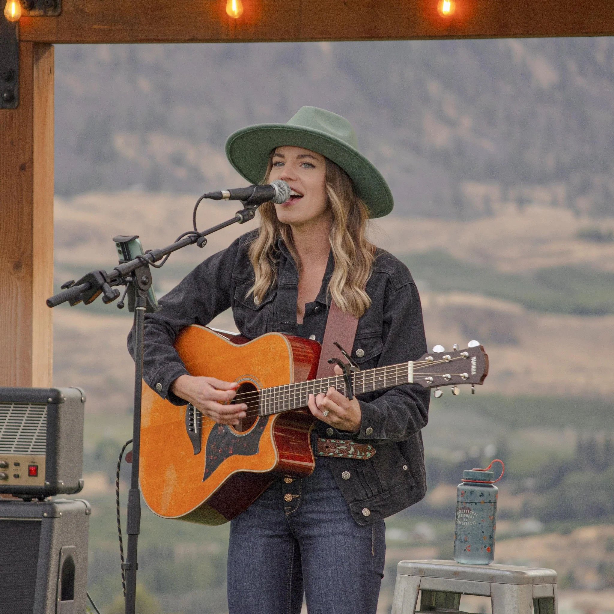 Live Music: Leanna Shannon