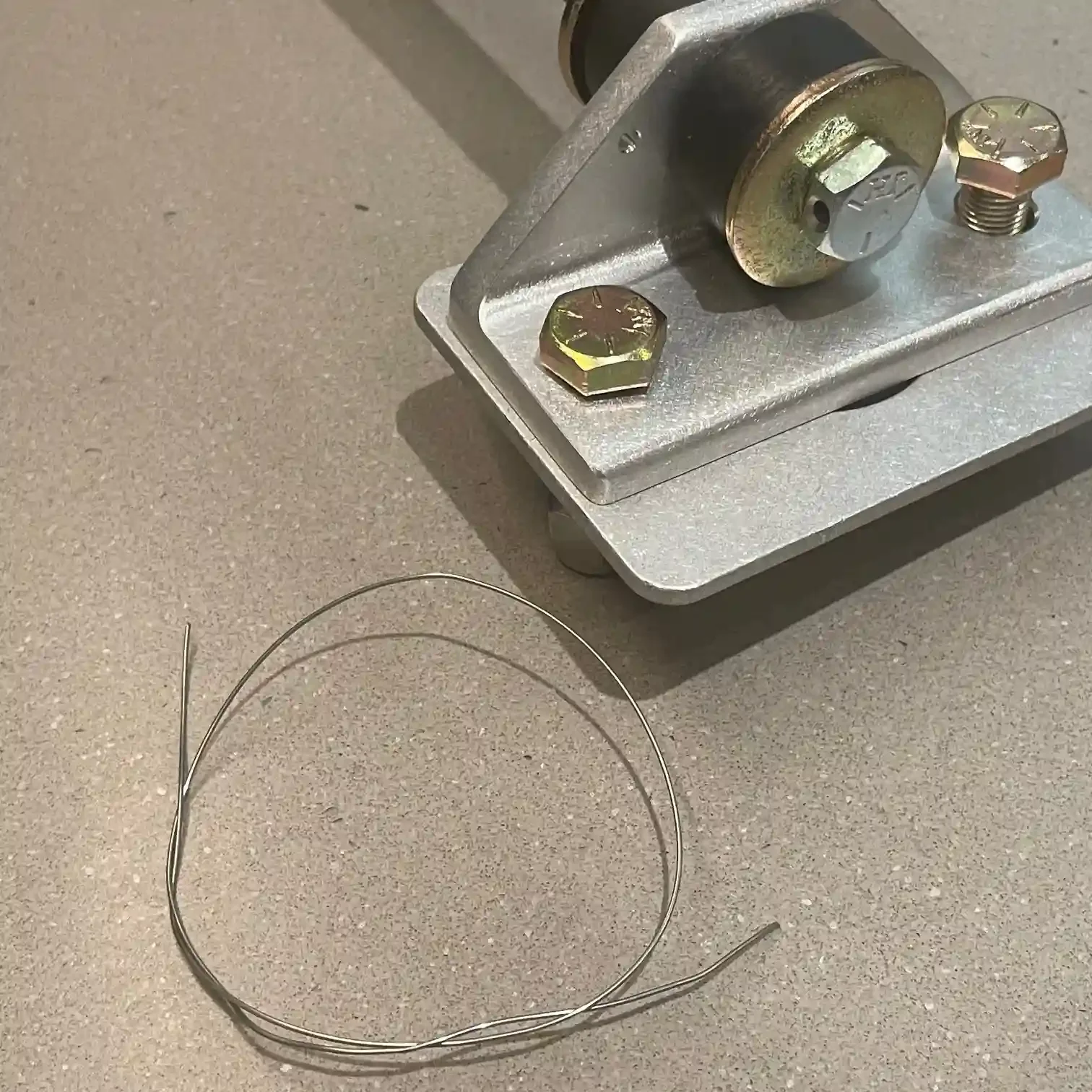 Q1-engine-stabilizer-safety-wire-detail.webp