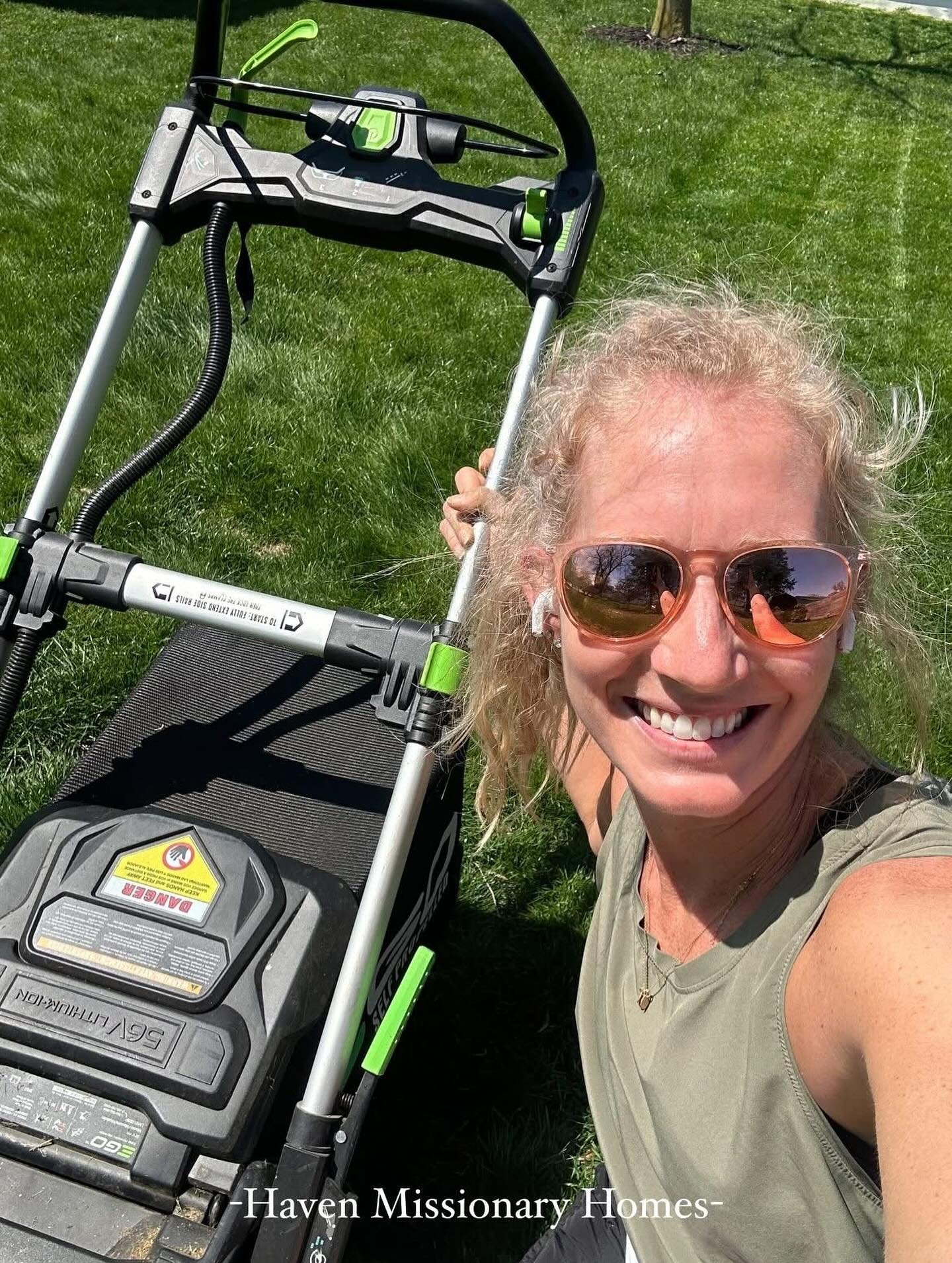 When we were purchasing our missionary home, I was a little worried about how the neighbors would respond to our ministry moving into the neighborhood. Well, guess what?! We hit the neighborhood jackpot on Lindy St! 🙌🏻
☀️ The majority of the neigh