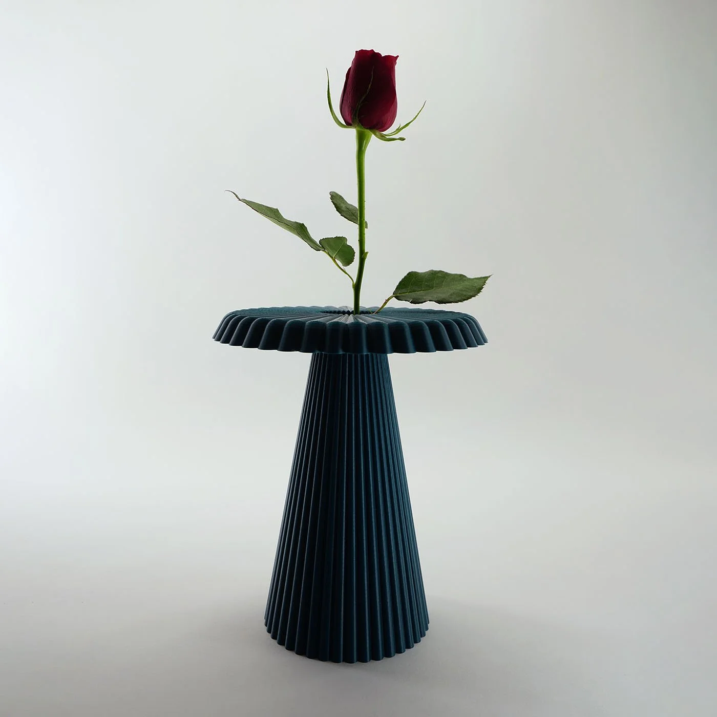 3D printed Ara Flower Vase. Elegant, sustainable customizable home decor inspired by nature