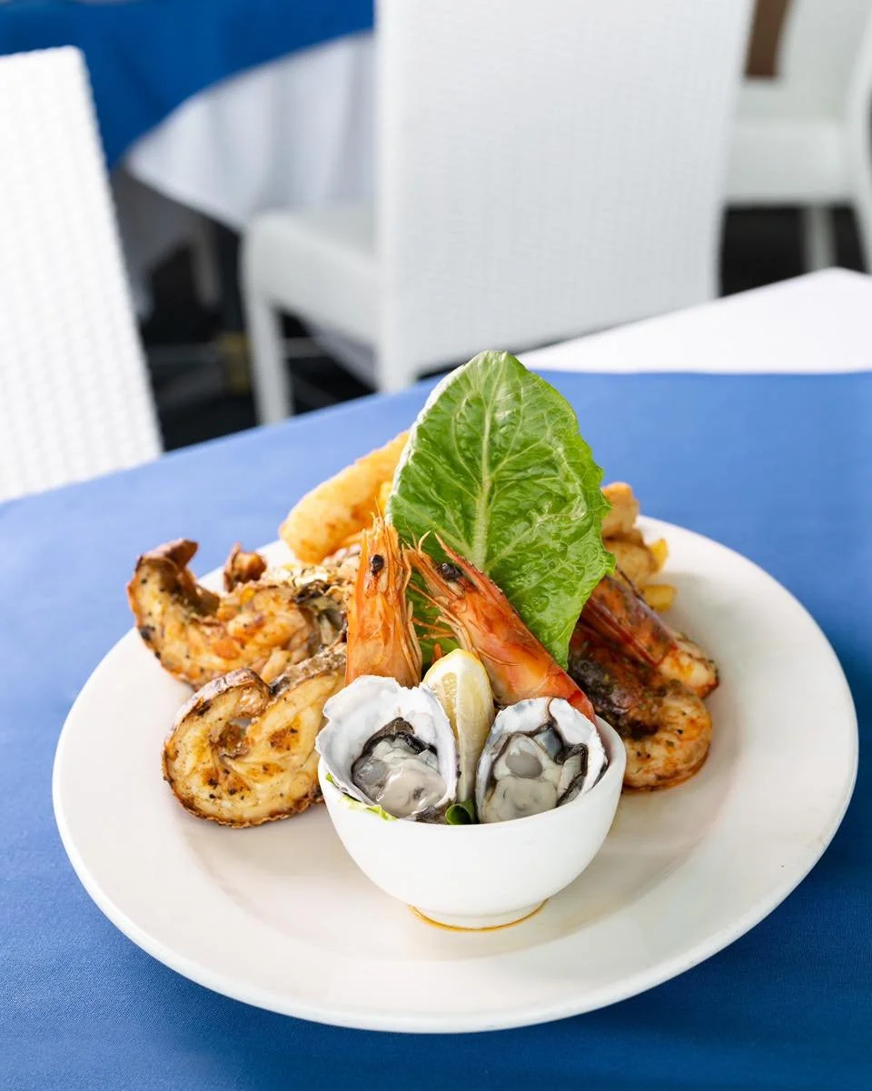 Craving Greek? 🇬🇷 Make a midday escape to George&rsquo;s Paragon &mdash; we&rsquo;re ready when you are.

#georgesparagon #goldcoastdining #seafoodrestaurant #greekfood
