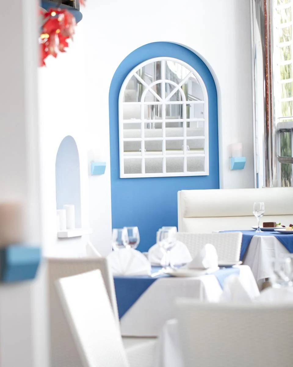 Dine surrounded by art, light, and a little Mediterranean magic.

#georgesparagon #goldcoastdining #seafoodrestaurant #greekfood