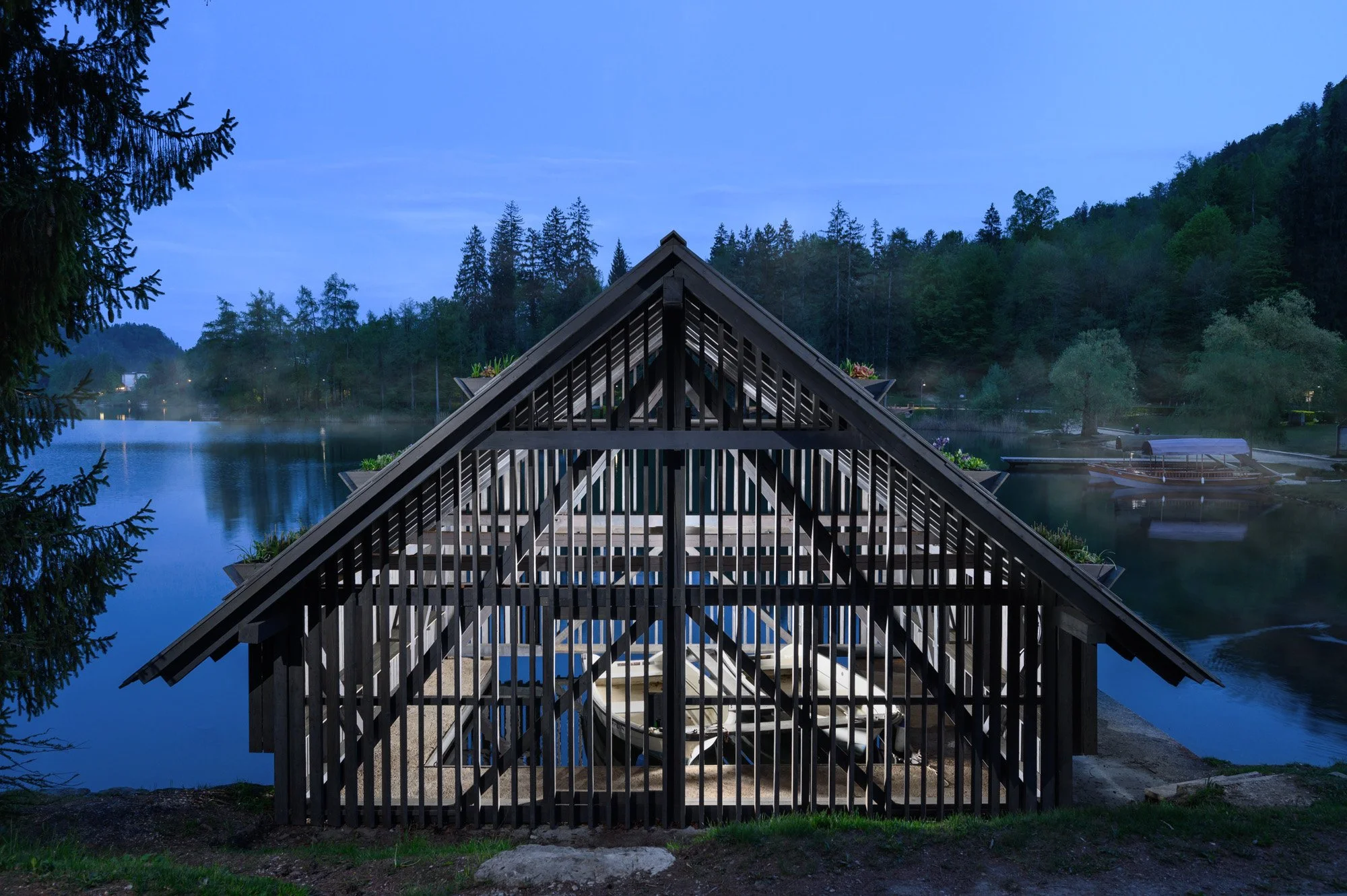 zaka čolnarna slika nočna.jpg