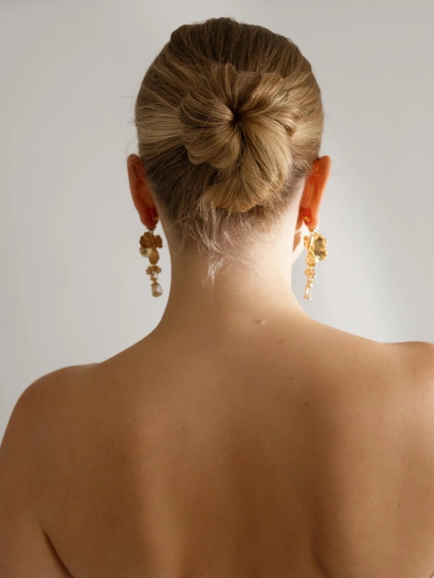 Modern bridal hair with a twist, literally!

Natural and cruelty-free hair and makeup for the modern bride. Feel-good vibes included 🤍

Photographer @emmapilkingtonphotography 
Hair + Makeup @sarahmortenmakeupartist 
Model @_sarmax 

#lakedistrictma