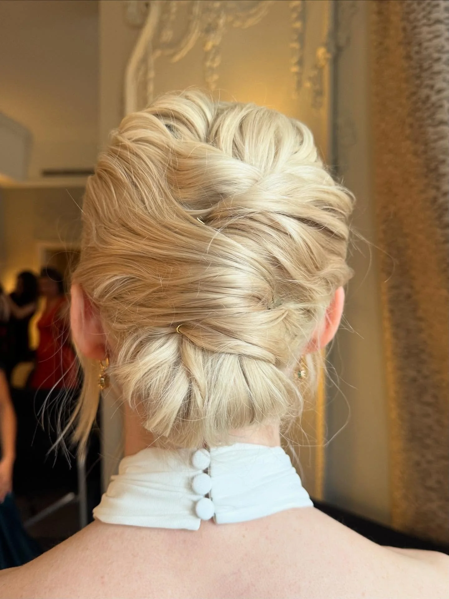Bridal hair for Laura 🤍

A short bob turned into a dream bridal up-do that will last the whole day. 

I used small curlers from @babyliss and
hair styling products from @marianilastockholm 

Lake District Bridal Hair . Lake District Bride . Cruelty 