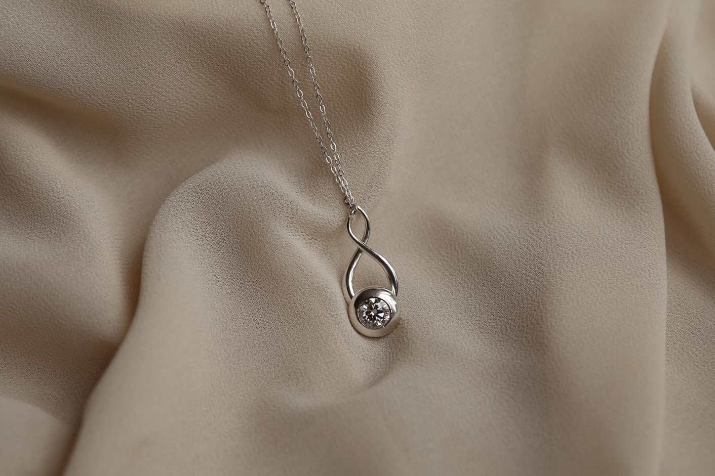 heulwen-lewis-bespoke-jewellery-bridal-button-necklace-0391.jpg