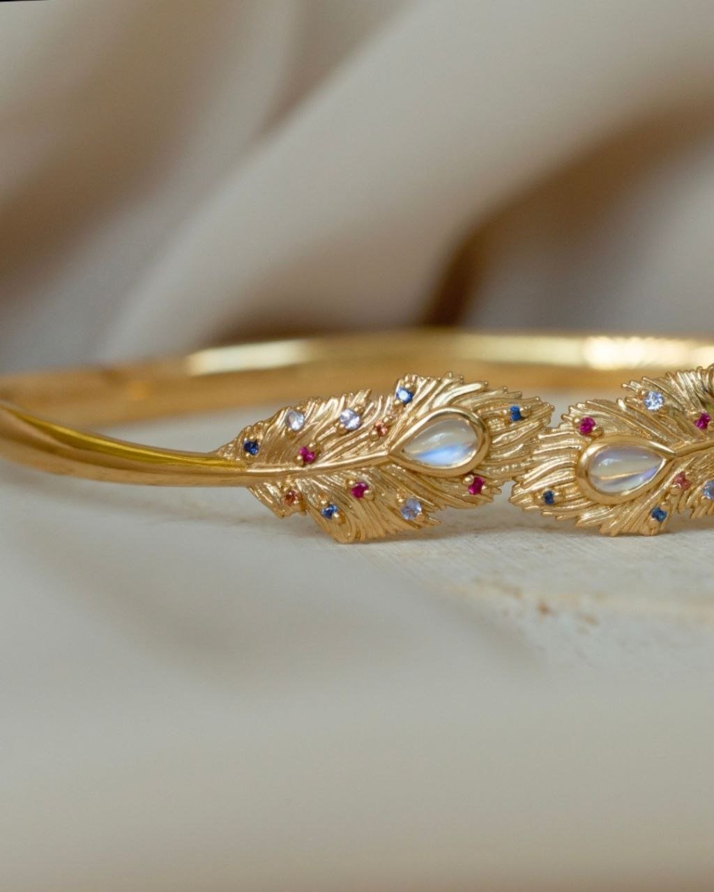 A closer look at the detail behind Sharon's bangle design.

✨✨✨

Here you can see the delicate integration of her family birthstones into the design of the feather. I love that the stones indicate the colour of a peacock feather without covering the 
