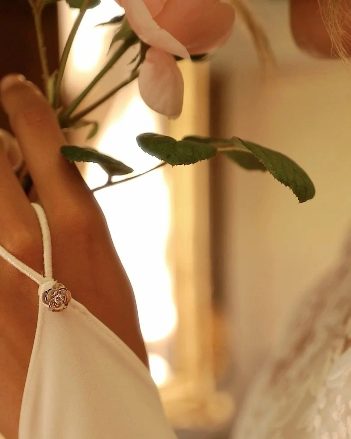 The special details only you know about 🫶🌸

Sometimes the things that mean the most to us aren't shared, they are just there for us and for our partner. ❤

My Bridal Buttons&trade; are a subtle nod to memories, absent loved ones or personal stories