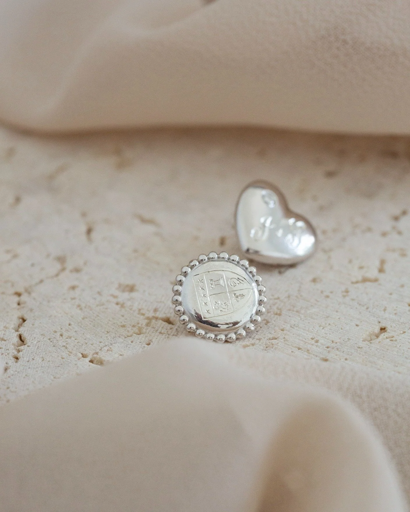 Eeeee&hellip; I was SUPER excited to be able to adapt my Bridal Buttons&trade; for a client recently.

🤍🤍🤍 

Julie met me at a wedding show last year in Wendover, she fell in love with my Bridal Button&trade; concept (because who wouldn&rsquo;t!? 