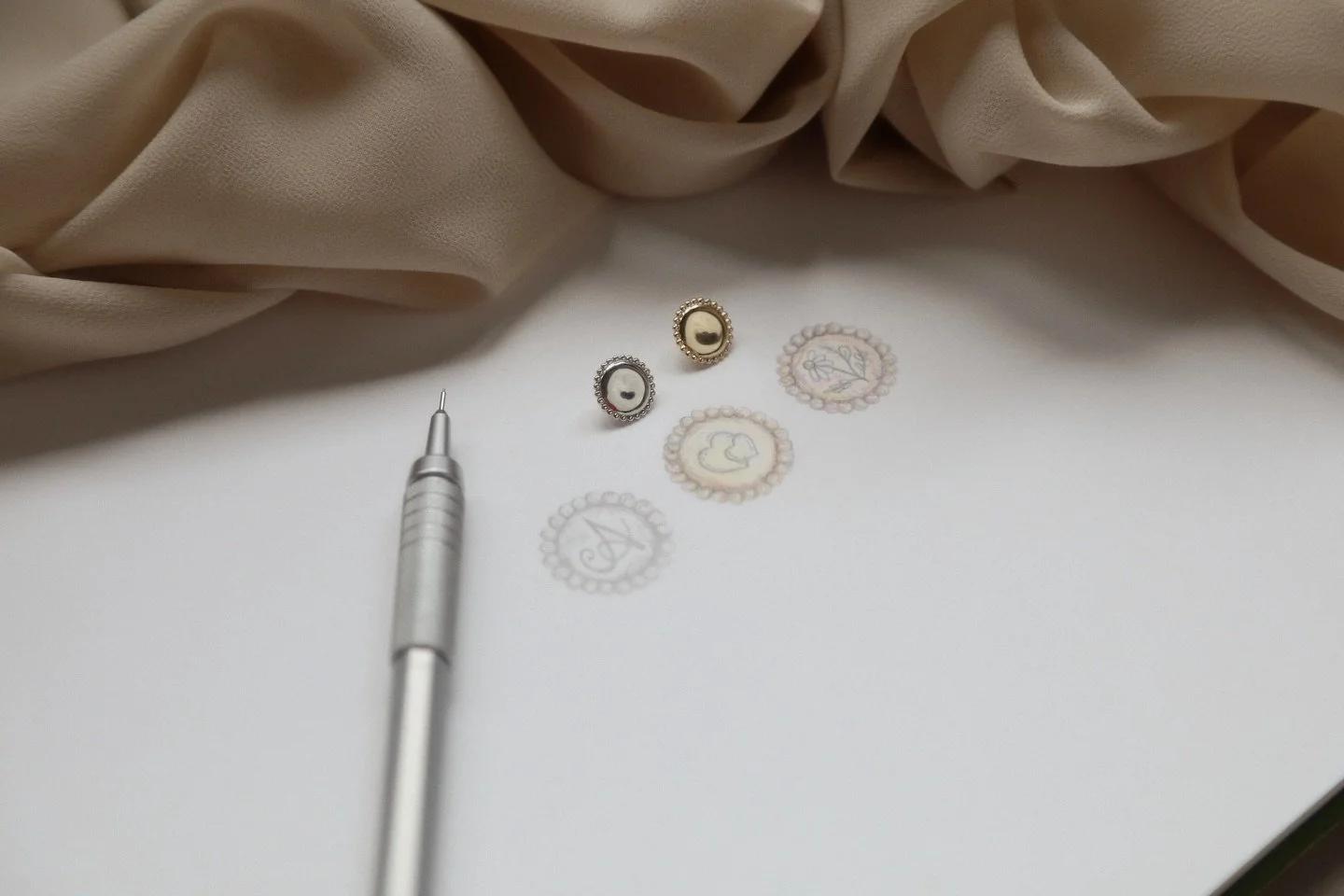 Say it with the details. My bridal buttons&trade;️ are the perfect gift or personal keepsake for the wedding of someone you love. 💕

Each of the button designs are customisable and can be created in a range of metals. 

🤍🧡🩶

My milgrain buttons a