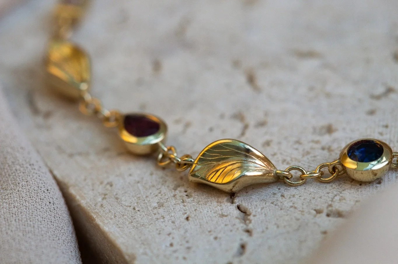 Steph&rsquo;s Ashes Bracelet - Sentiment in every detail 🤍

I first met Steph at a wedding show a couple of years ago. Her travel stand was just across from mine and, between chatting with couples, we got talking about creating a special piece of je