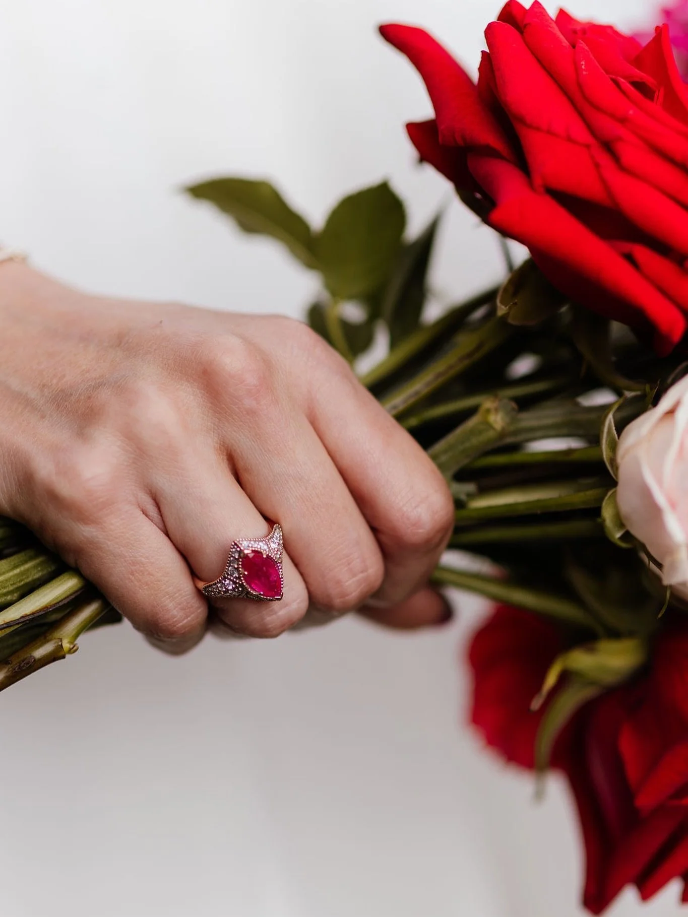 Be bold! ❤️

Bright colours? Bold shapes? Modern design? Maximalism? Bespoke can be any of these things!

🙌

If you want a wedding with bright colours to reflect your style, why not make your wedding ring reflect that too? 🥰

Just because a gold ba
